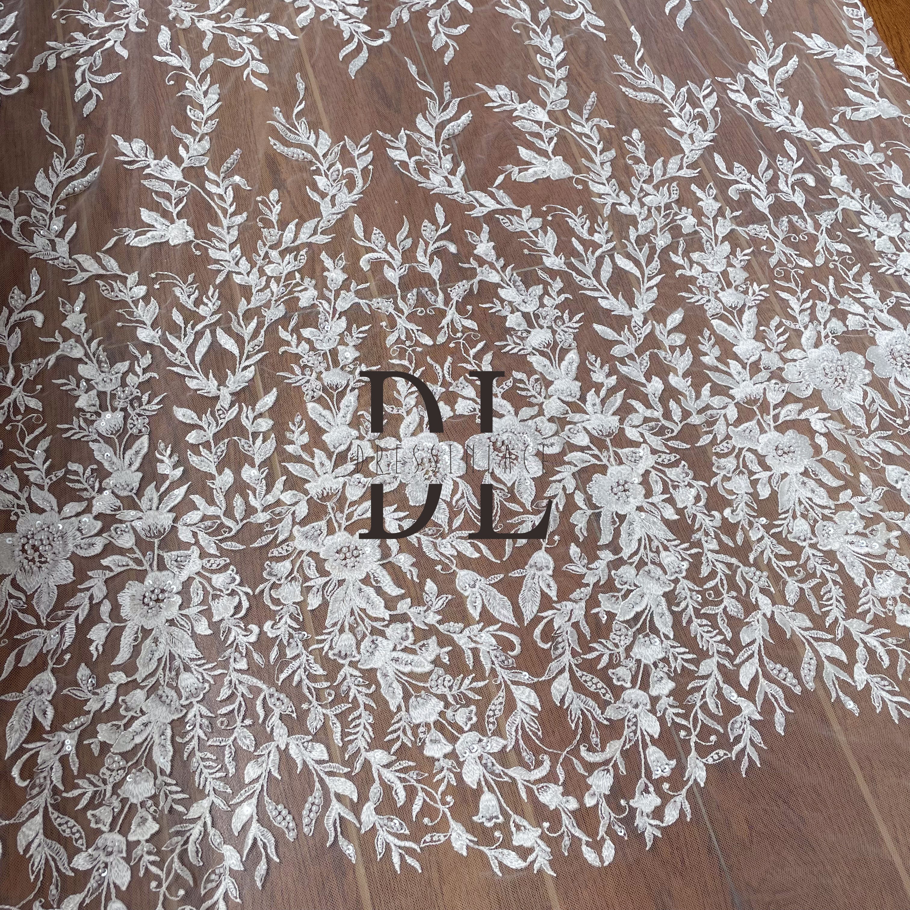 DL130160 Tejido de encaje bordado con cuentas y lentejuelas: diseño exquisito para vestidos de novia 