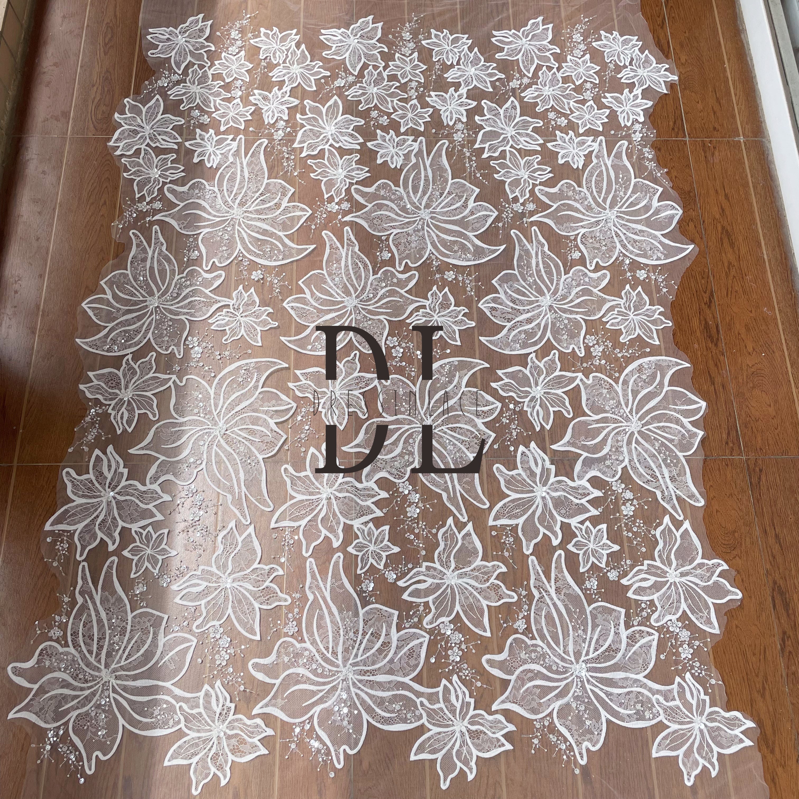 DL130166 Tejido de encaje de flores delicadas con perlas de cristal y lentejuelas para vestidos de novia 