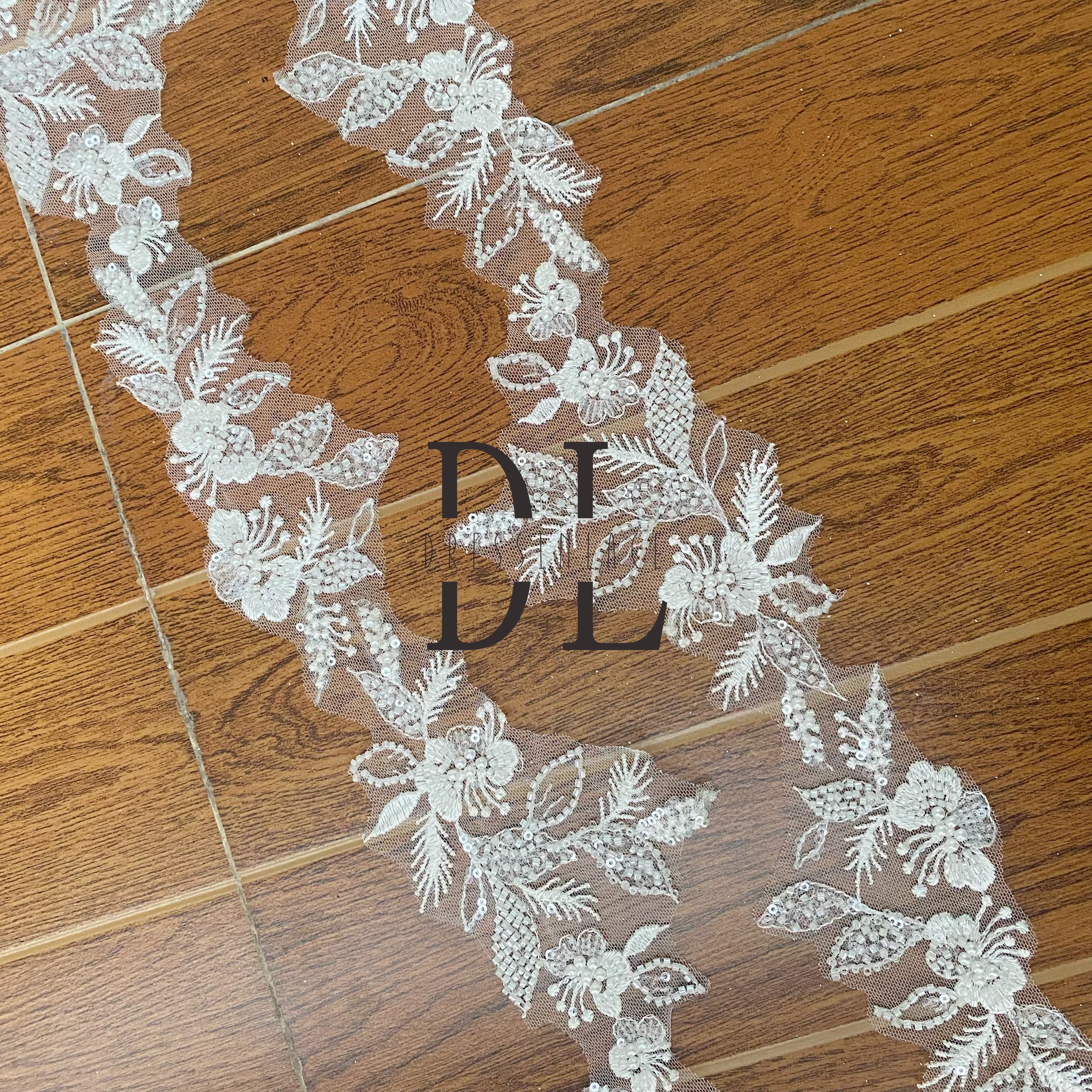 DLX95238 Eleganti bordi in pizzo ricamati con perle e paillettes larghezza 9,5 cm per veli da sposa 