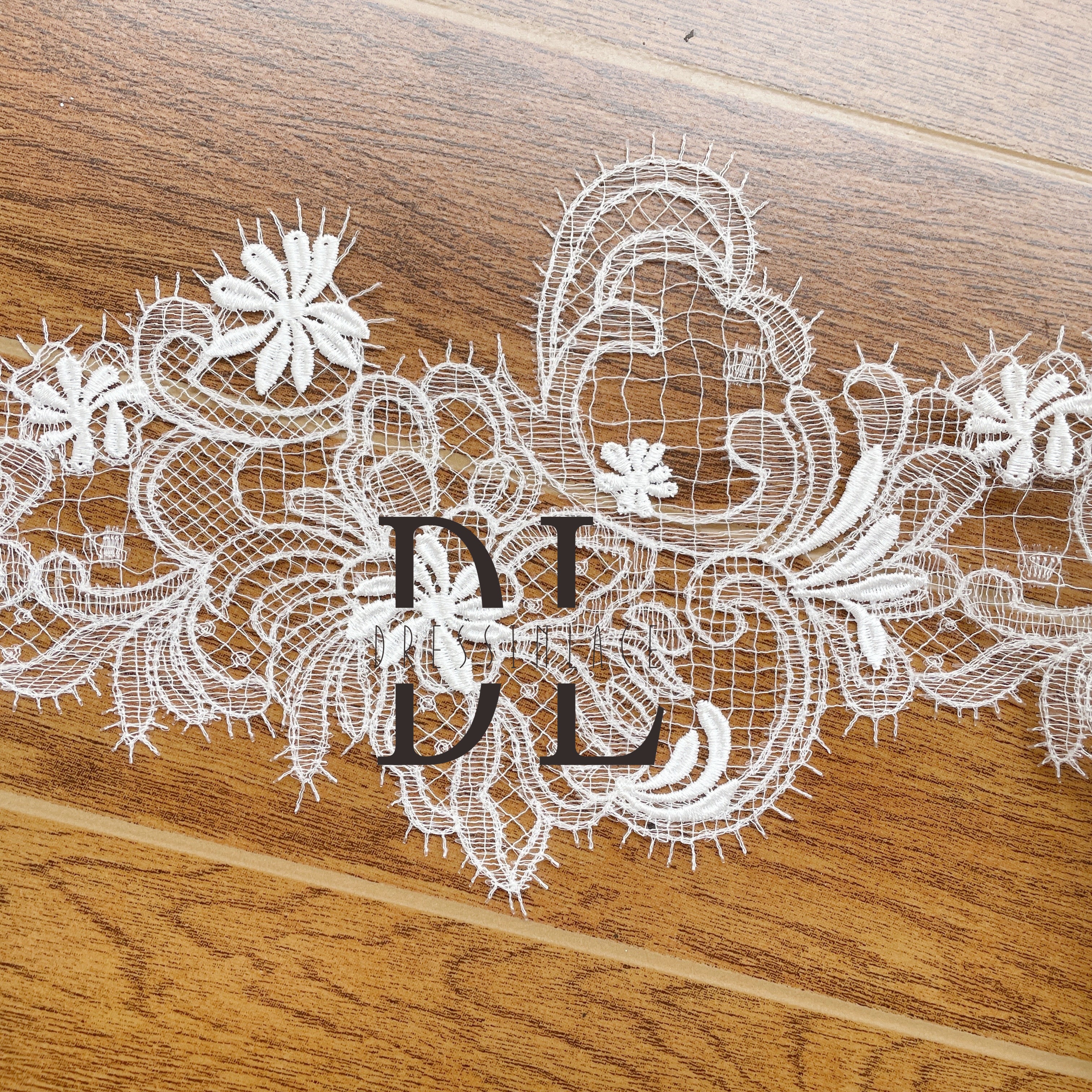 DLG18219 Lovely Water Soluble Trimming Lace with Elegant Charming Border Garment Accessories