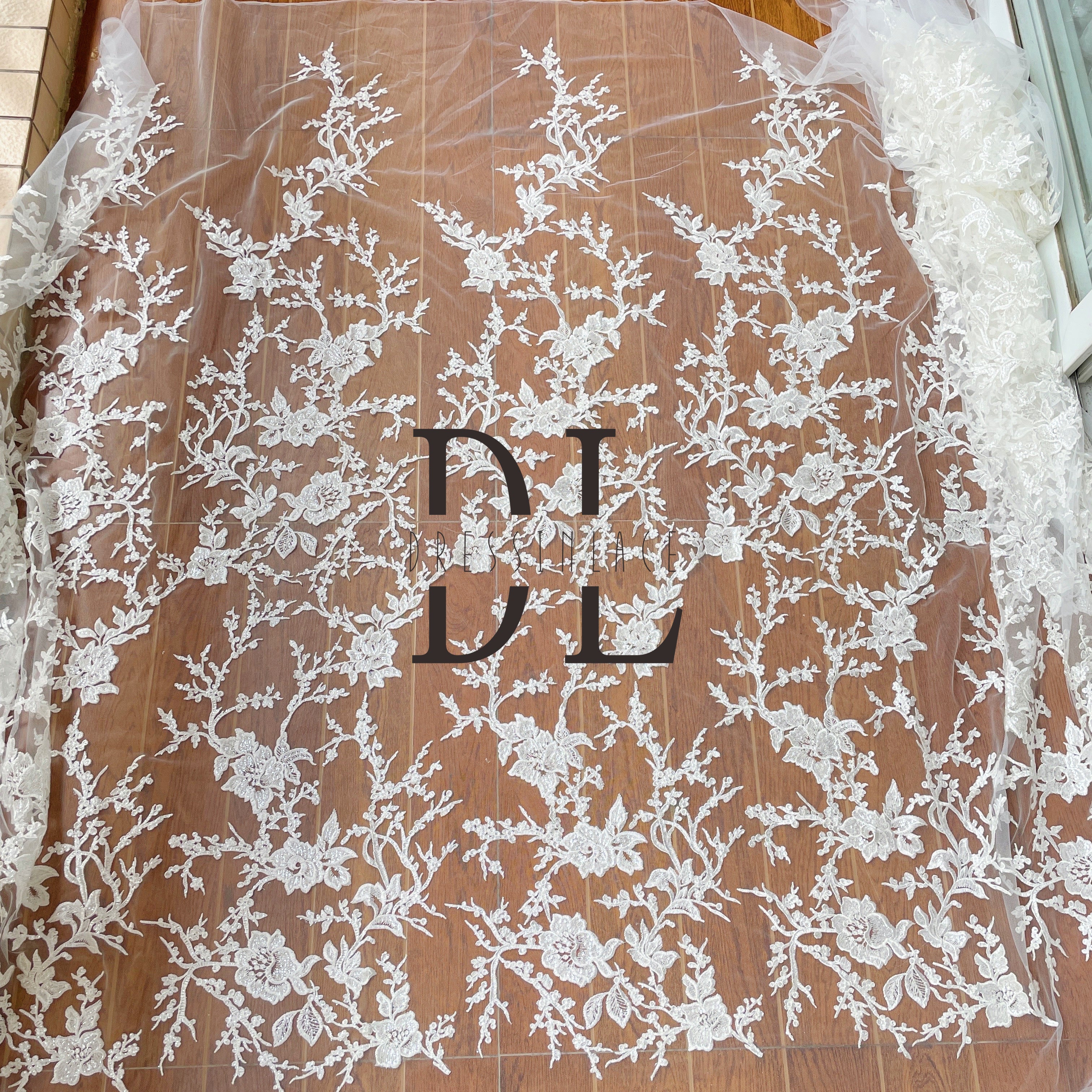 DL130081 Tessuto in pizzo con ricamo di fiori scintillanti - Perfetto per abiti da sposa e altro ancora 