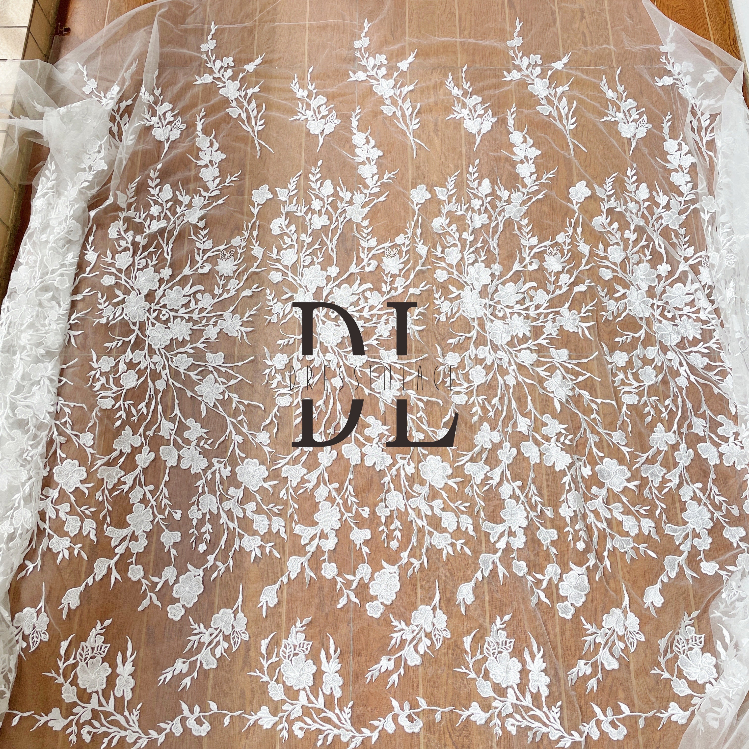 DL130082 Classical Exquisite Flower Pattern Embroidery Lace Fabric - Polyester Material