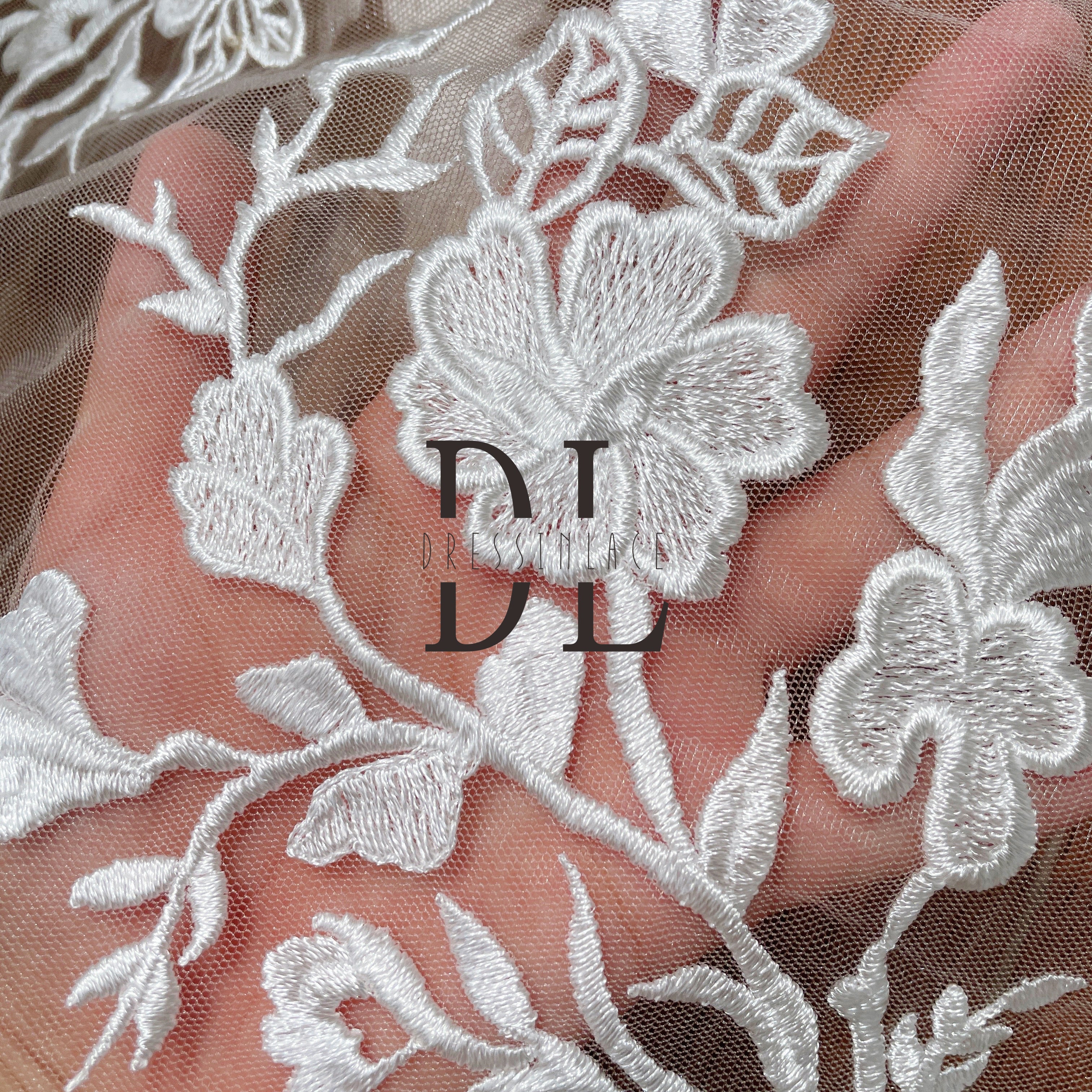 DL130082 Classical Exquisite Flower Pattern Embroidery Lace Fabric - Polyester Material