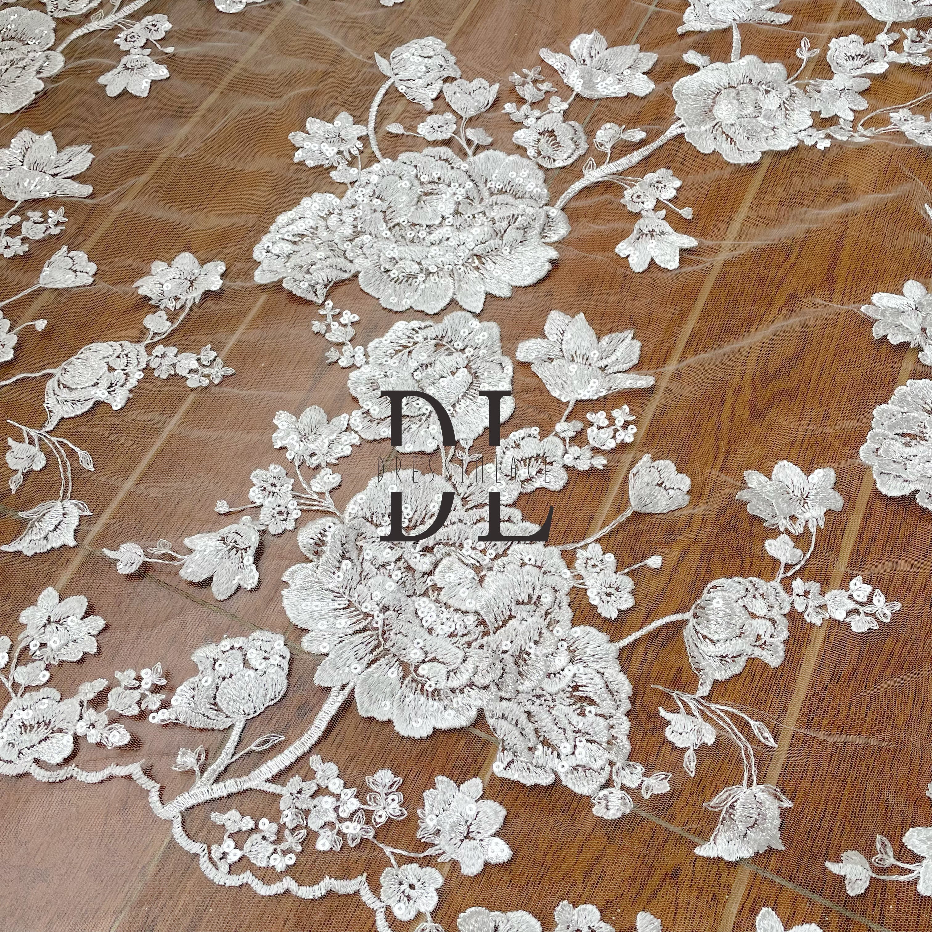 DL130150 Tessuto in pizzo ricamato per abiti da sposa Squisito paillettes trasparenti scintillanti a tutta larghezza con elementi floreali DL130150 