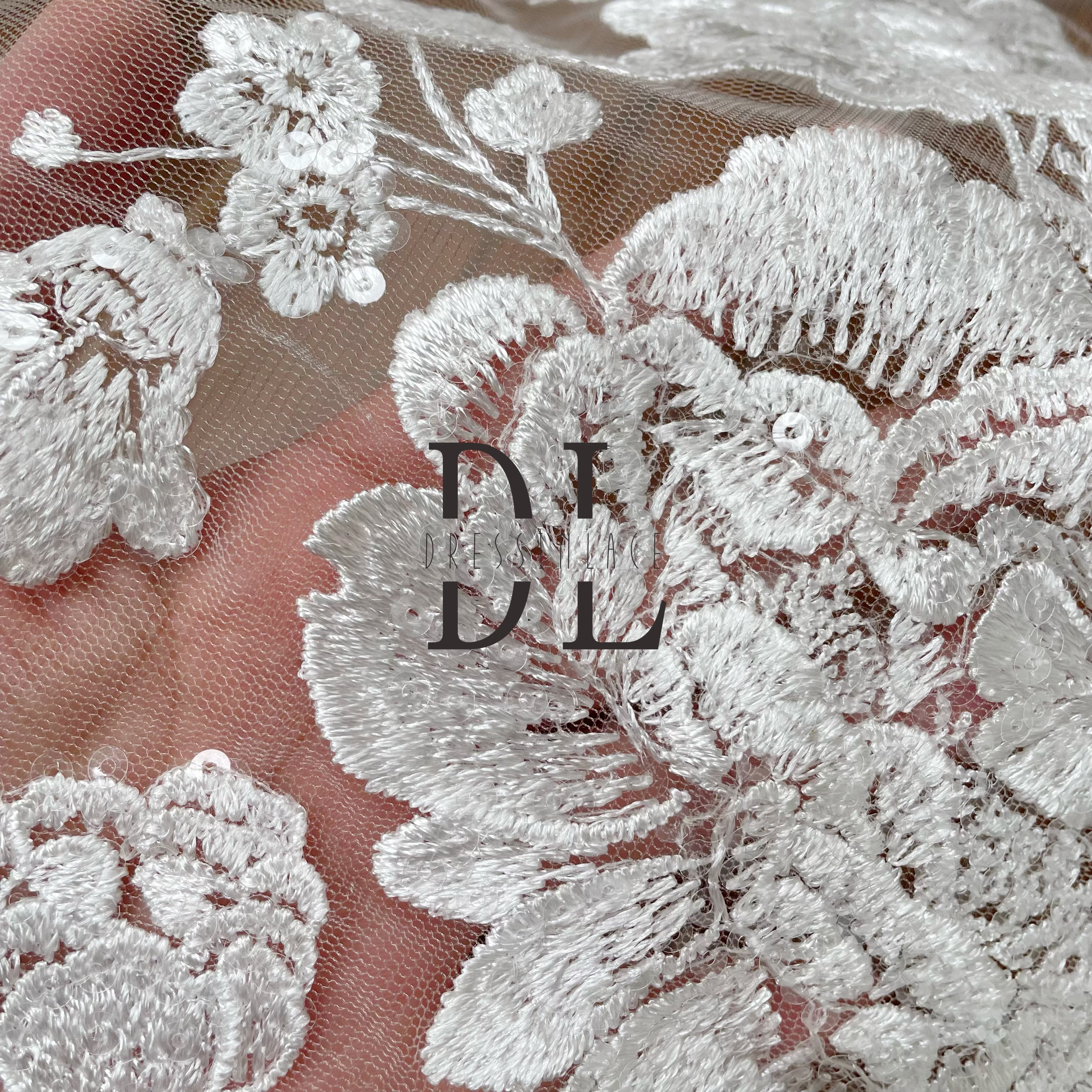 DL130150 Tessuto in pizzo ricamato per abiti da sposa Squisito paillettes trasparenti scintillanti a tutta larghezza con elementi floreali DL130150 