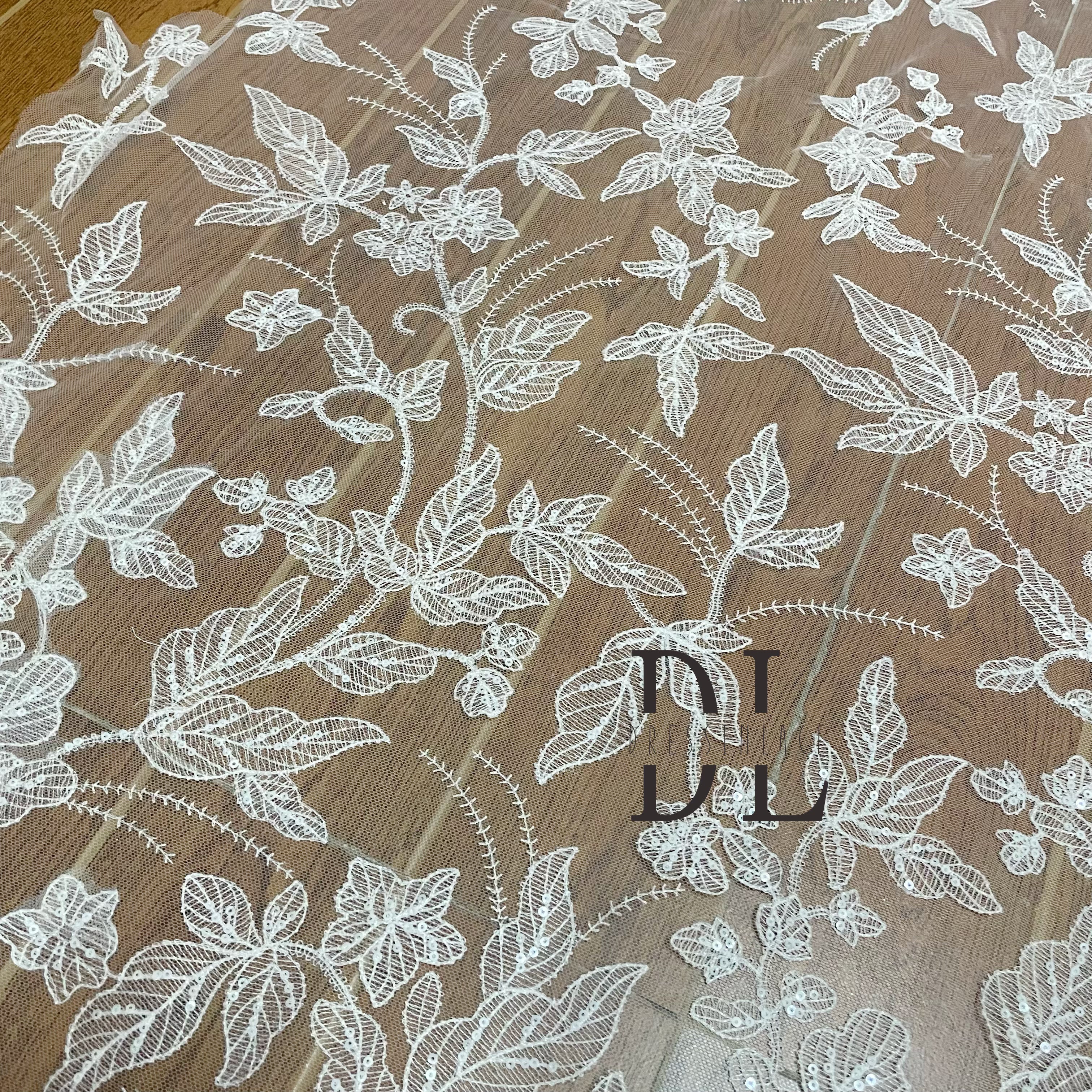 DL130155 Floral Delight - Telas de encaje con bordados de lentejuelas blancas - Tul suave | Tela de encaje de alta calidad Vestidos de alta gama personalizados 