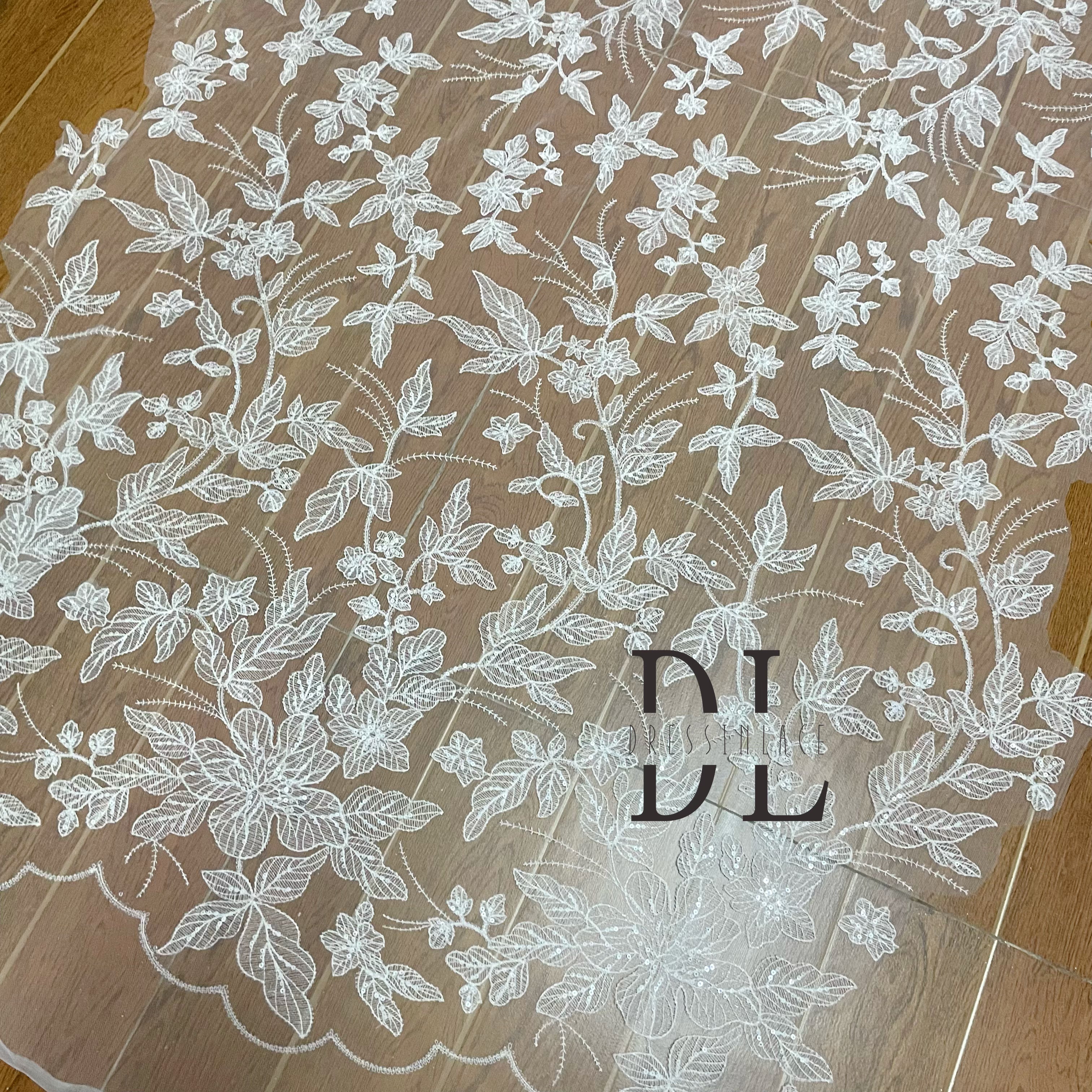 DL130155 Floral Delight - Telas de encaje con bordados de lentejuelas blancas - Tul suave | Tela de encaje de alta calidad Vestidos de alta gama personalizados 