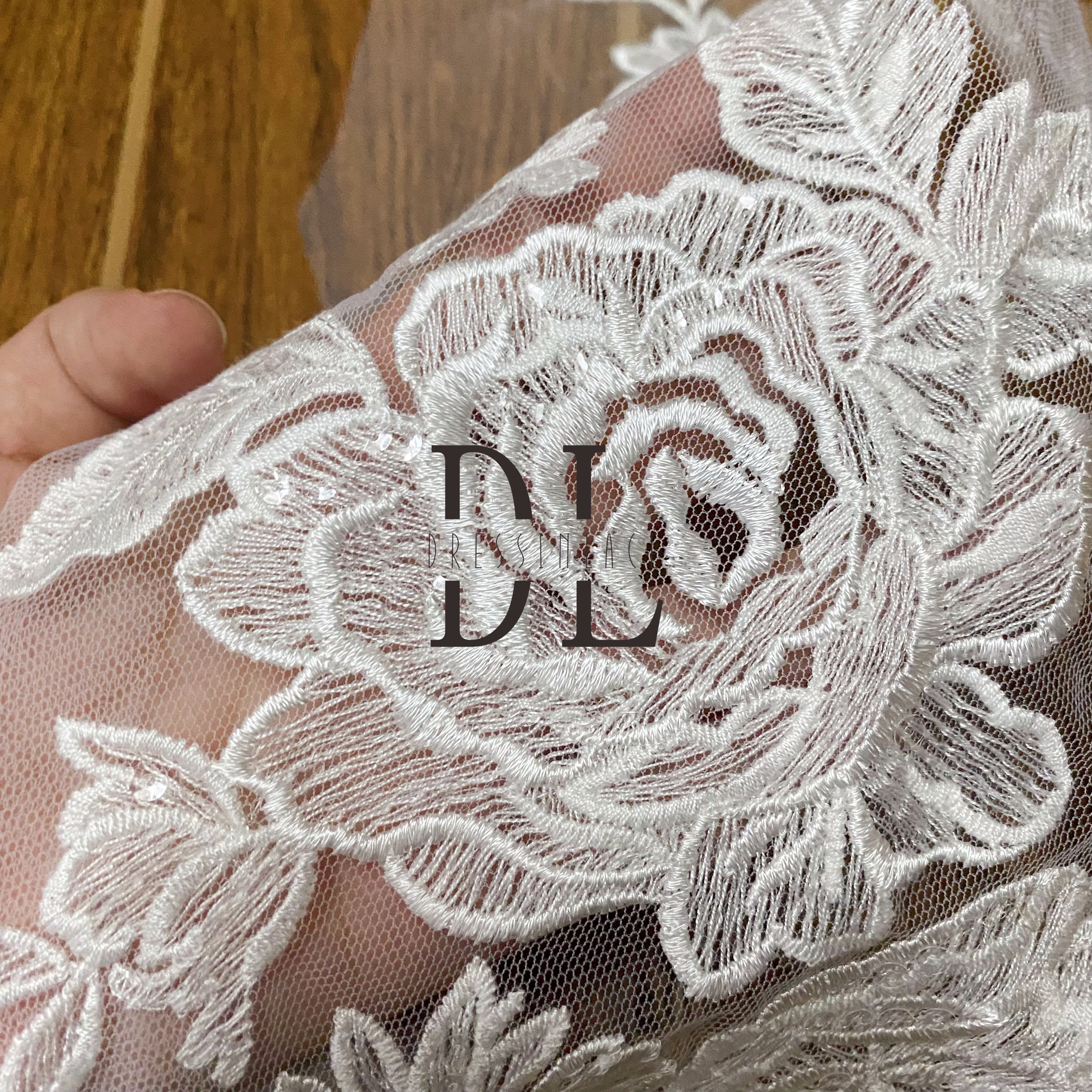 DLM2252 Motivos florales Apliques de encaje bordado con lentejuelas brillantes para vestidos de novia blanco roto 24*43cm 