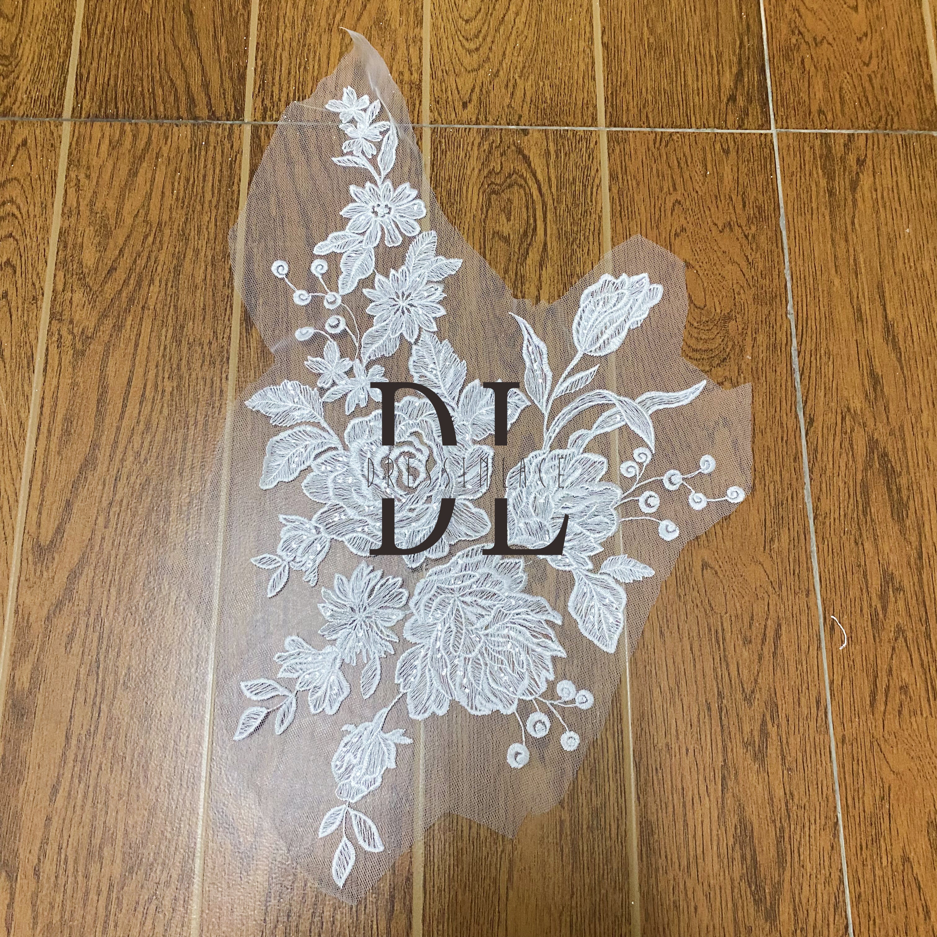 DLM2252 Motivos florales Apliques de encaje bordado con lentejuelas brillantes para vestidos de novia blanco roto 24*43cm 