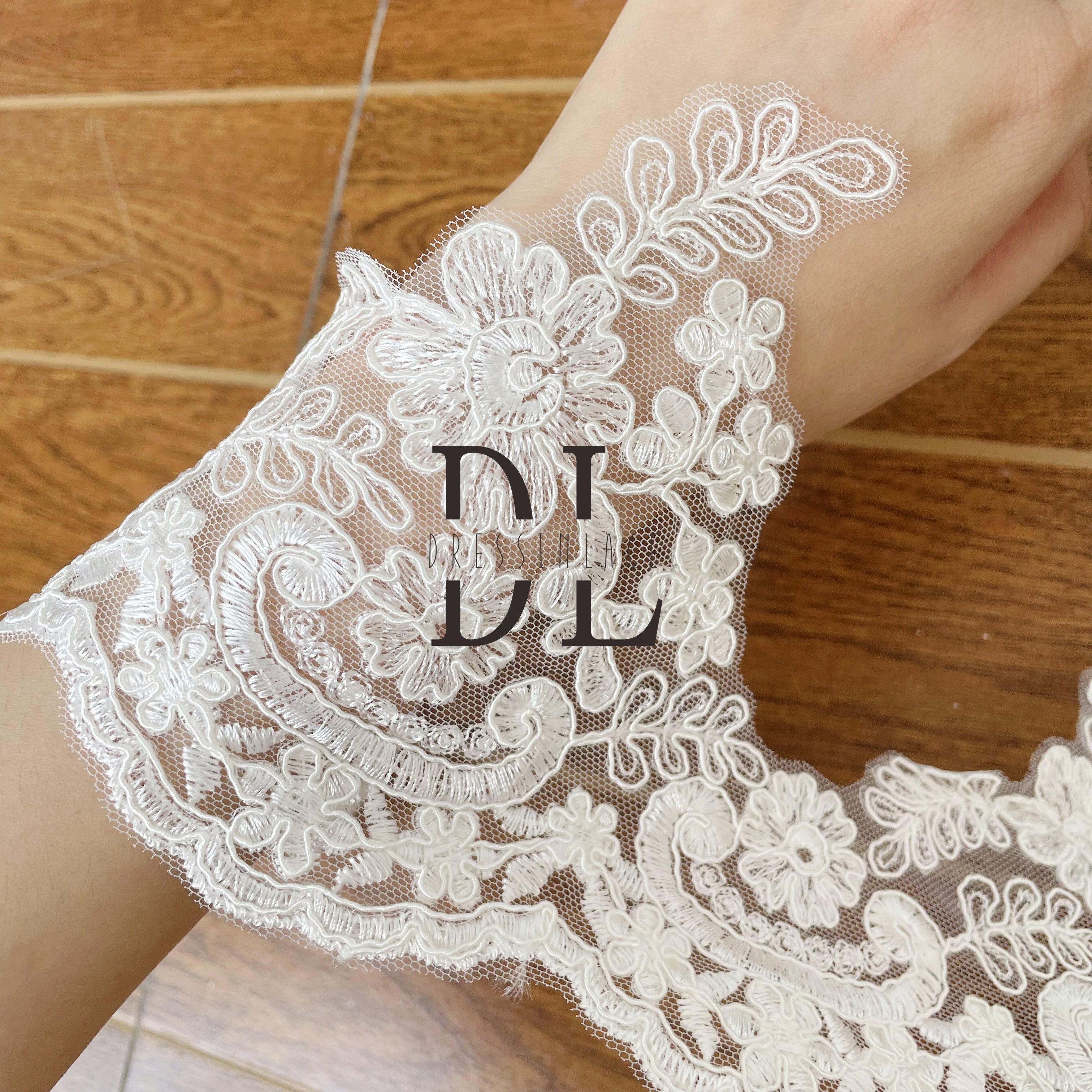 DLX17230 Classic Design Trimming Lace with Elegant Bone Lines DLX17230