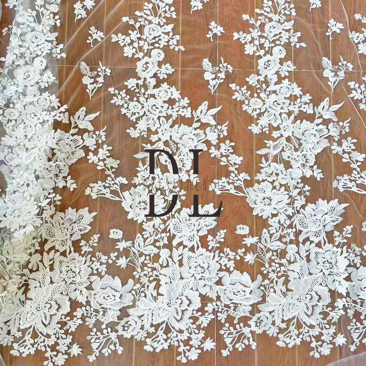 DL130085 Tessuto in pizzo con fiori ricamati e paillettes per abiti da sposa – Tessuti morbidi e delicati sulla pelle DL130085 