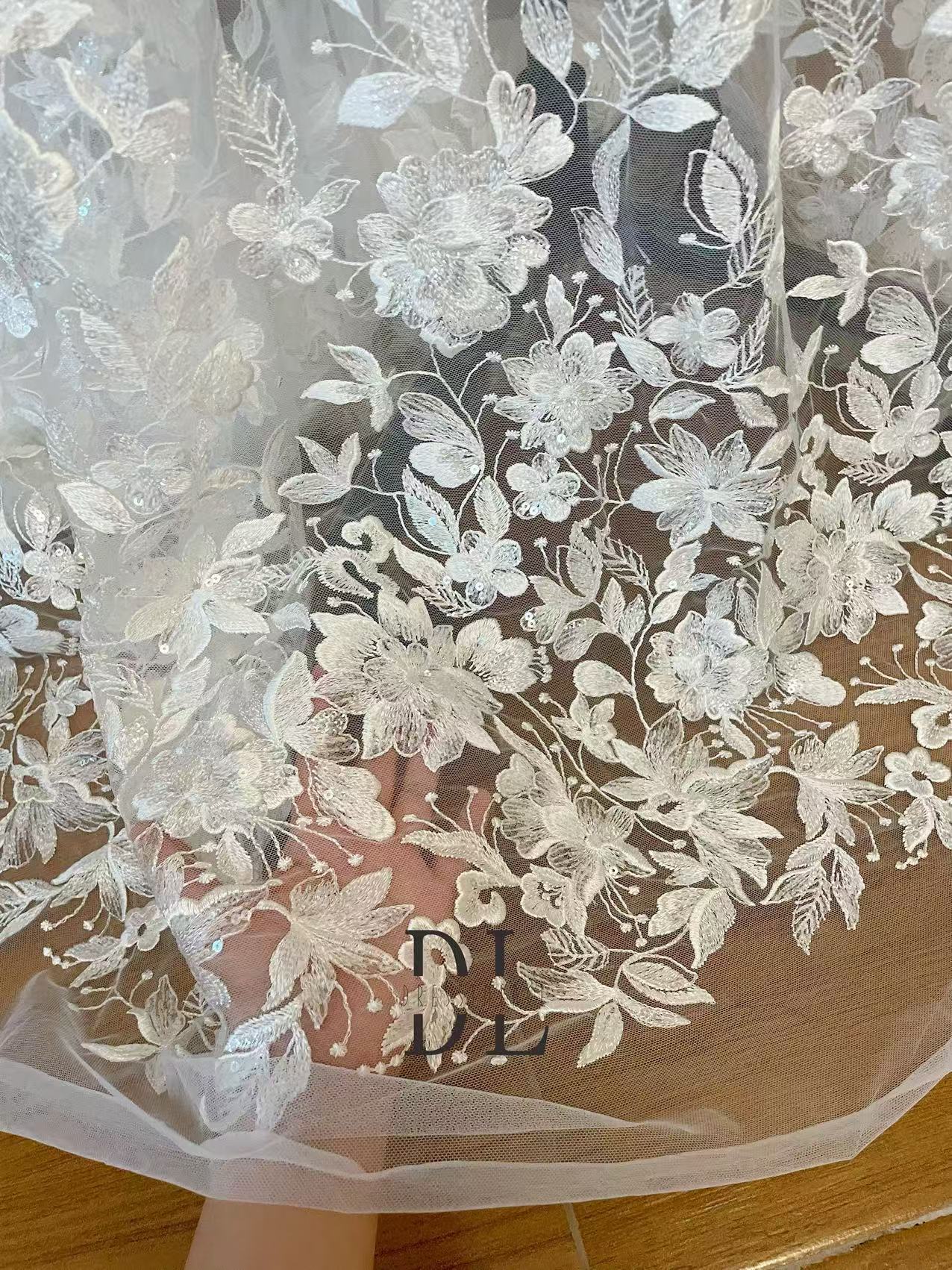 DL130013 Tejido de encaje de flores de satén 3D suave de alta calidad con cuentas de perlas para vestidos de novia 