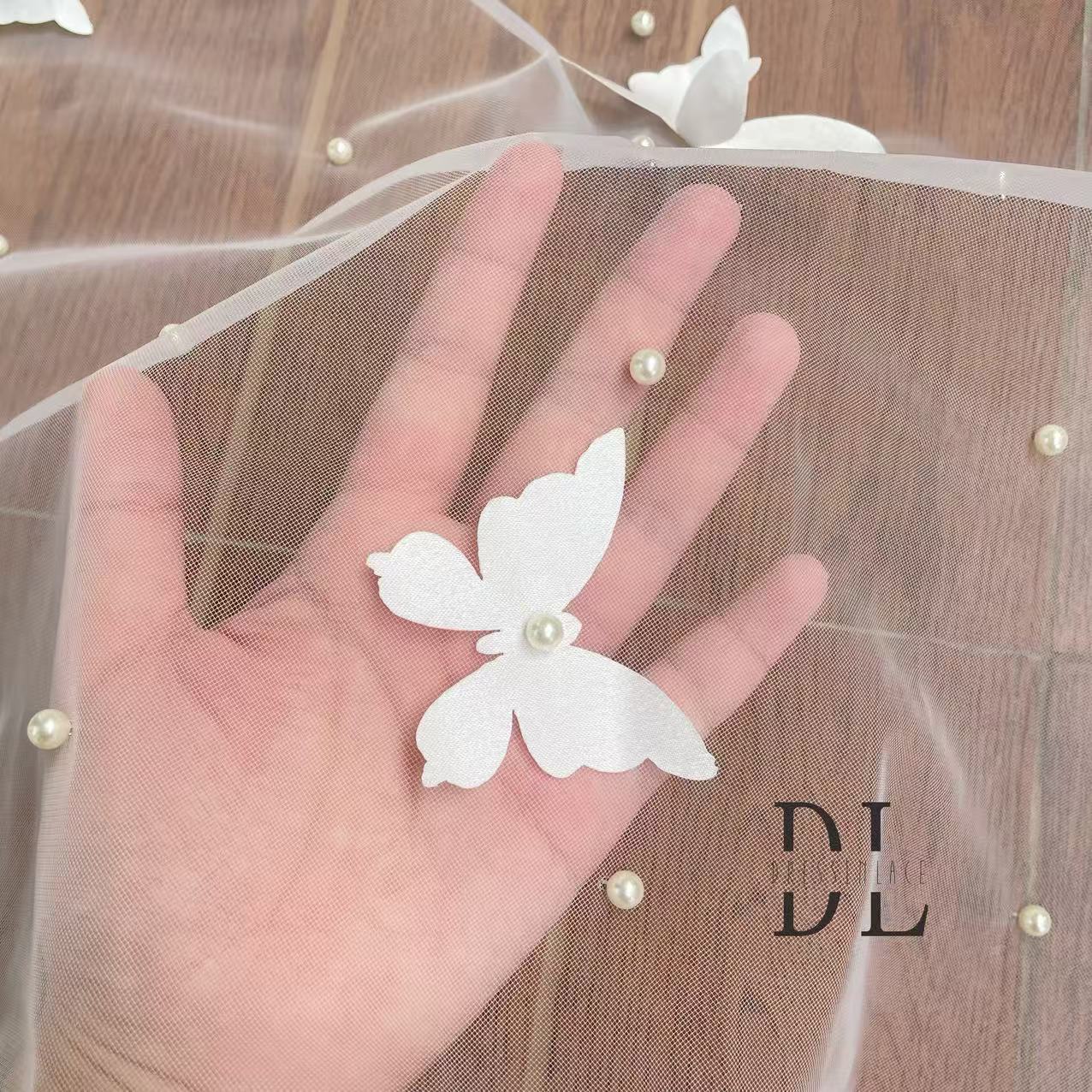 DL130013 Tejido de encaje de flores de satén 3D suave de alta calidad con cuentas de perlas para vestidos de novia 