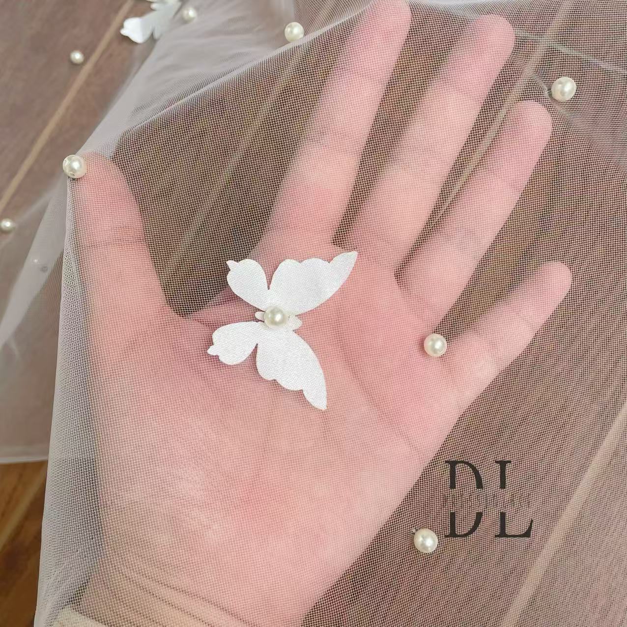 DL130013 Tejido de encaje de flores de satén 3D suave de alta calidad con cuentas de perlas para vestidos de novia 