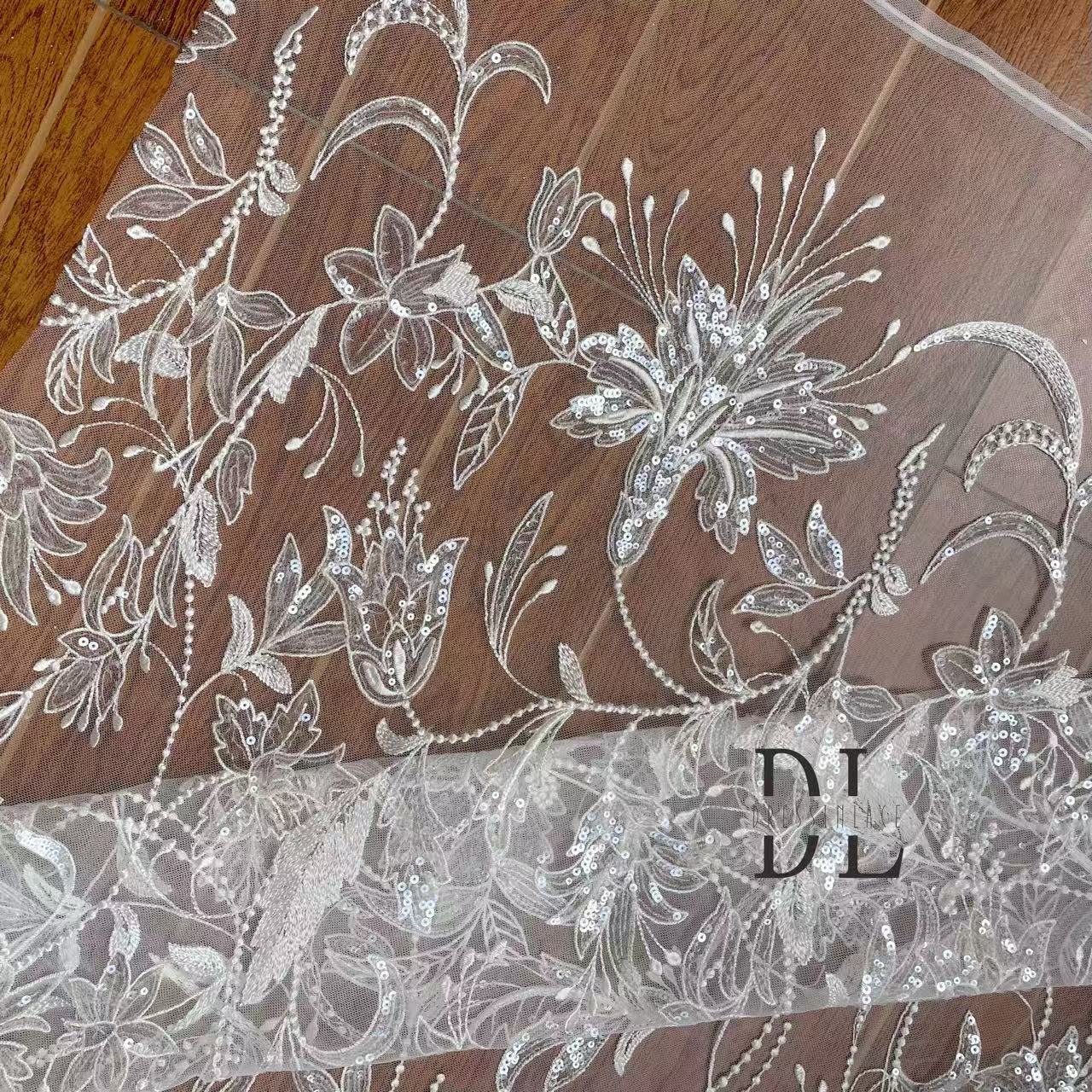 DL130002 Tejido de encaje bordado de primera calidad para vestidos de novia: exquisito tejido transparente de ancho completo con brillantes lentejuelas y modernos elementos florales DL130002 