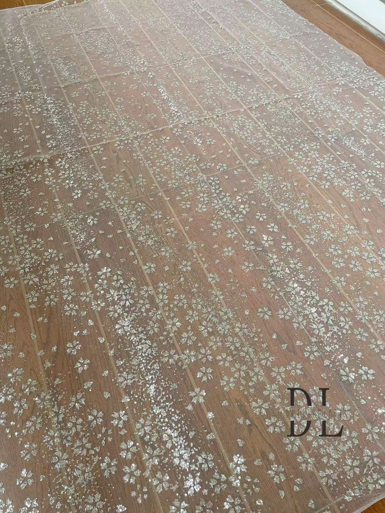 DL130058 Tessuto di pizzo con fiori glitterati lucidi di alta qualità per abiti da sposa larghezza 130 cm 