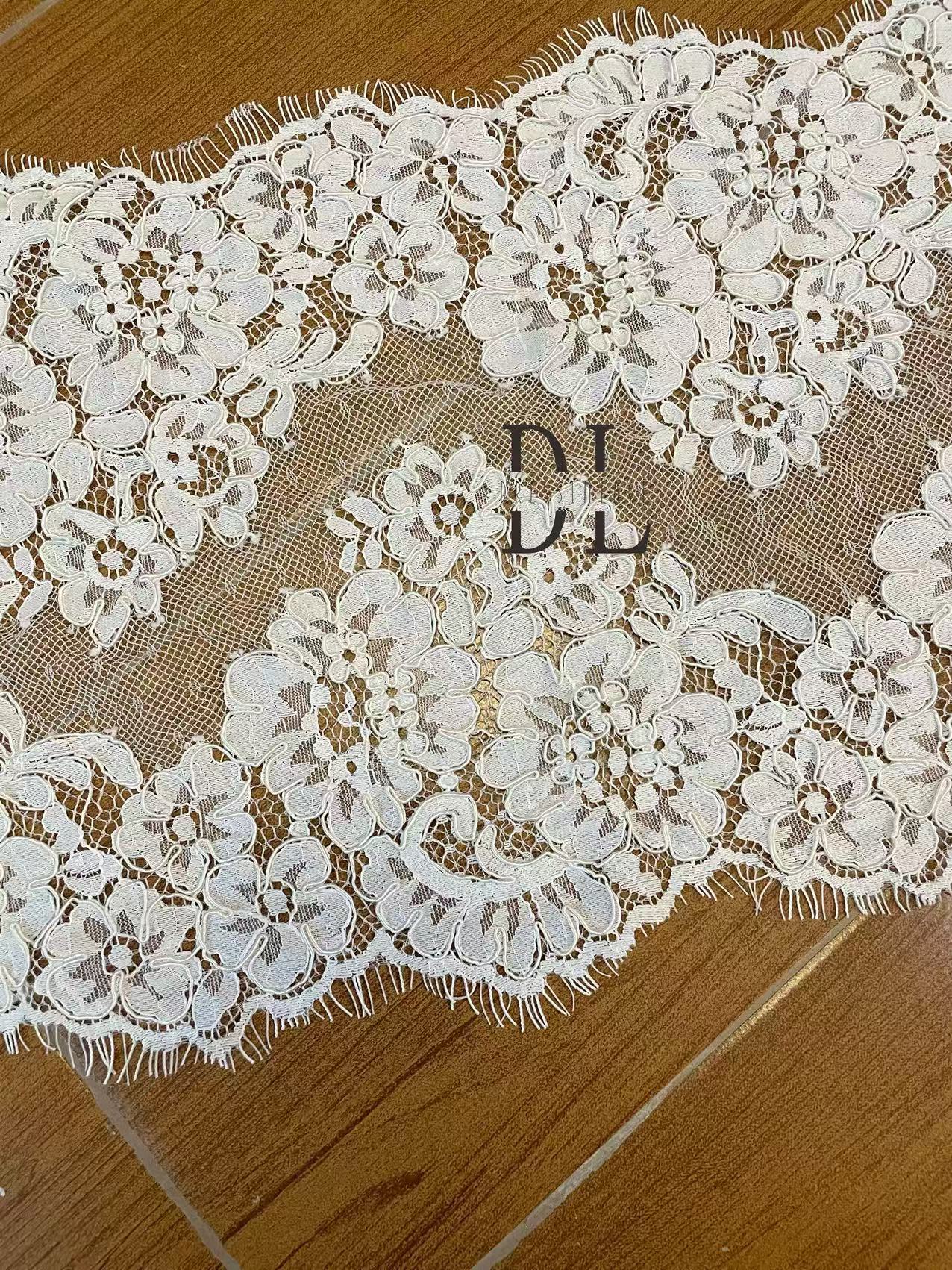 DL130013 Tessuto di pizzo di fiori di raso 3D morbido di alta qualità con perline per abiti da sposa 