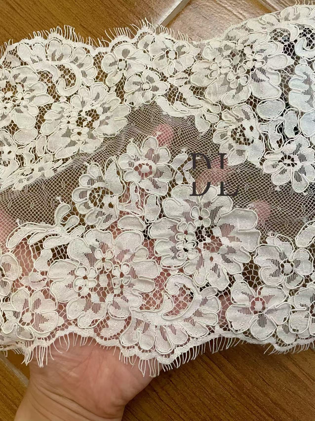 DL130013 Tejido de encaje de flores de satén 3D suave de alta calidad con cuentas de perlas para vestidos de novia 