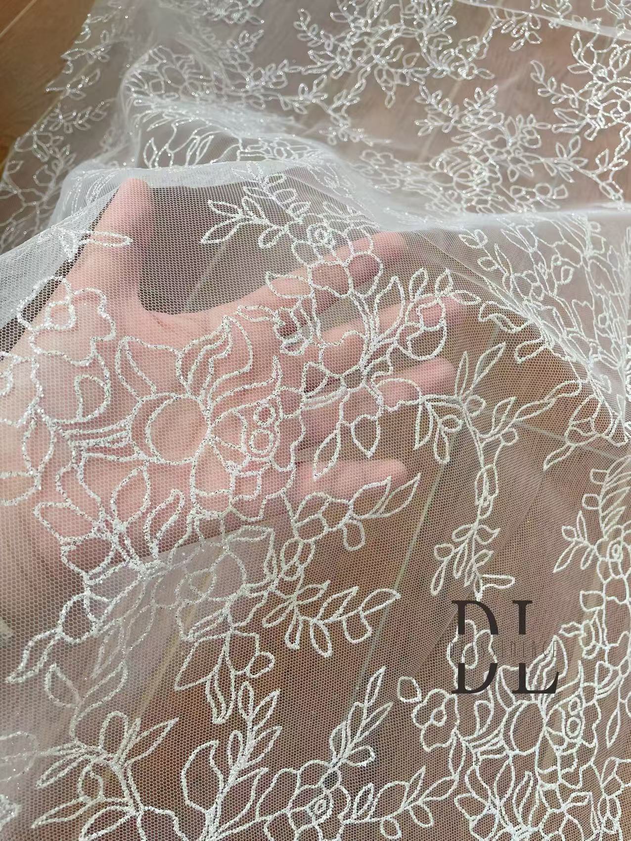 DL130058 Tessuto di pizzo con fiori glitterati lucidi di alta qualità per abiti da sposa larghezza 130 cm 