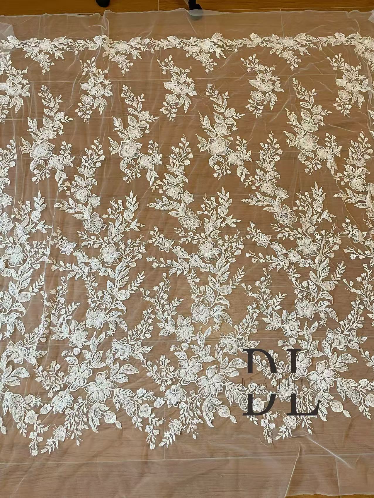 DL130009 Elegante tejido de encaje bordado con un impresionante diseño para vestido de novia DL130009 