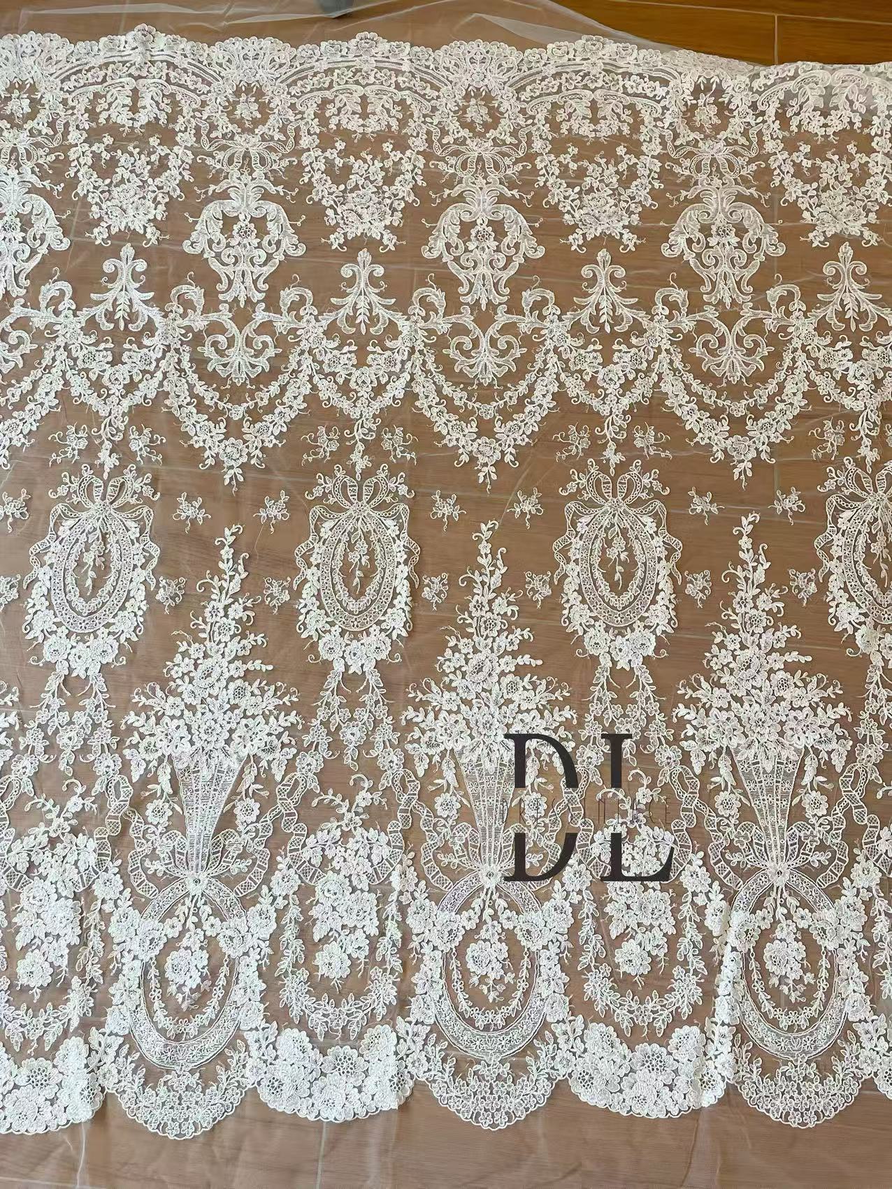 DL130013 Tessuto di pizzo di fiori di raso 3D morbido di alta qualità con perline per abiti da sposa 