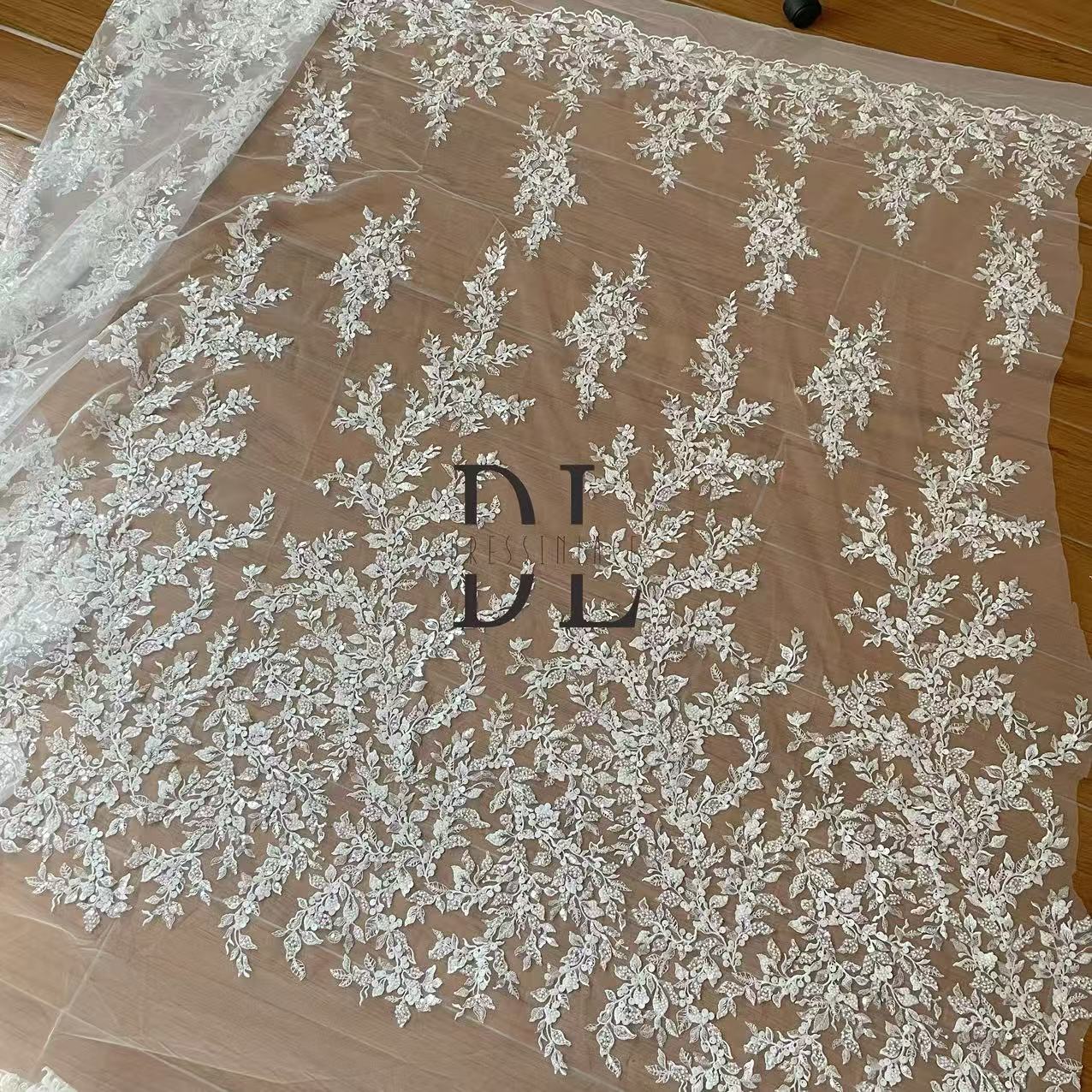 DL130009 Elegante tejido de encaje bordado con un impresionante diseño para vestido de novia DL130009 