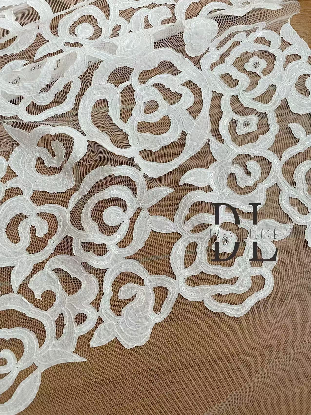 DL130013 Tejido de encaje de flores de satén 3D suave de alta calidad con cuentas de perlas para vestidos de novia 