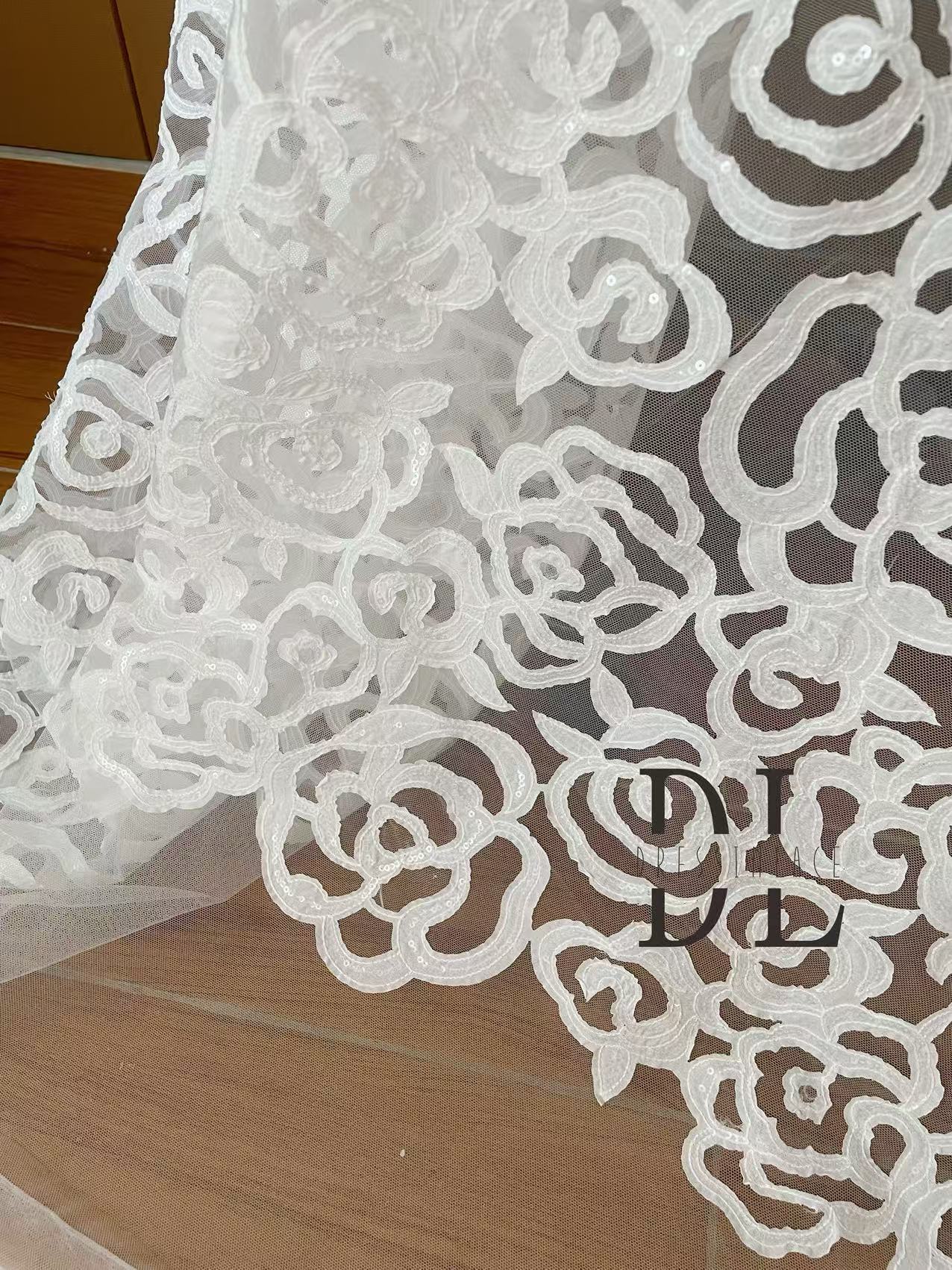 DL130013 Tejido de encaje de flores de satén 3D suave de alta calidad con cuentas de perlas para vestidos de novia 