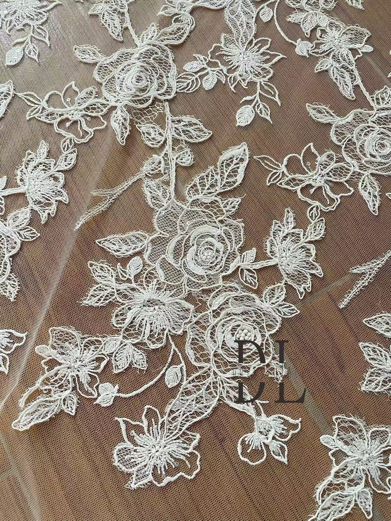 DL130013 Tessuto di pizzo di fiori di raso 3D morbido di alta qualità con perline per abiti da sposa 