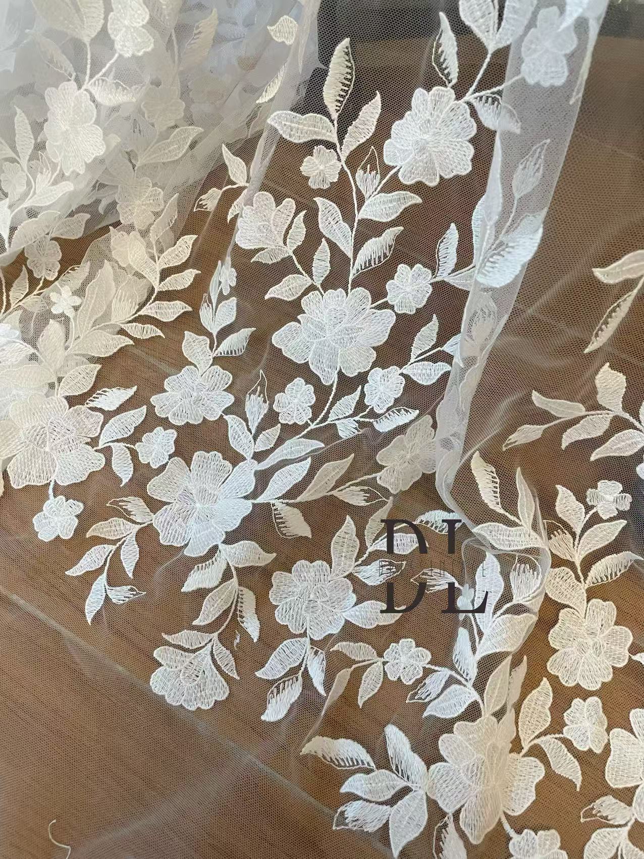 DL130013 Tejido de encaje de flores de satén 3D suave de alta calidad con cuentas de perlas para vestidos de novia 
