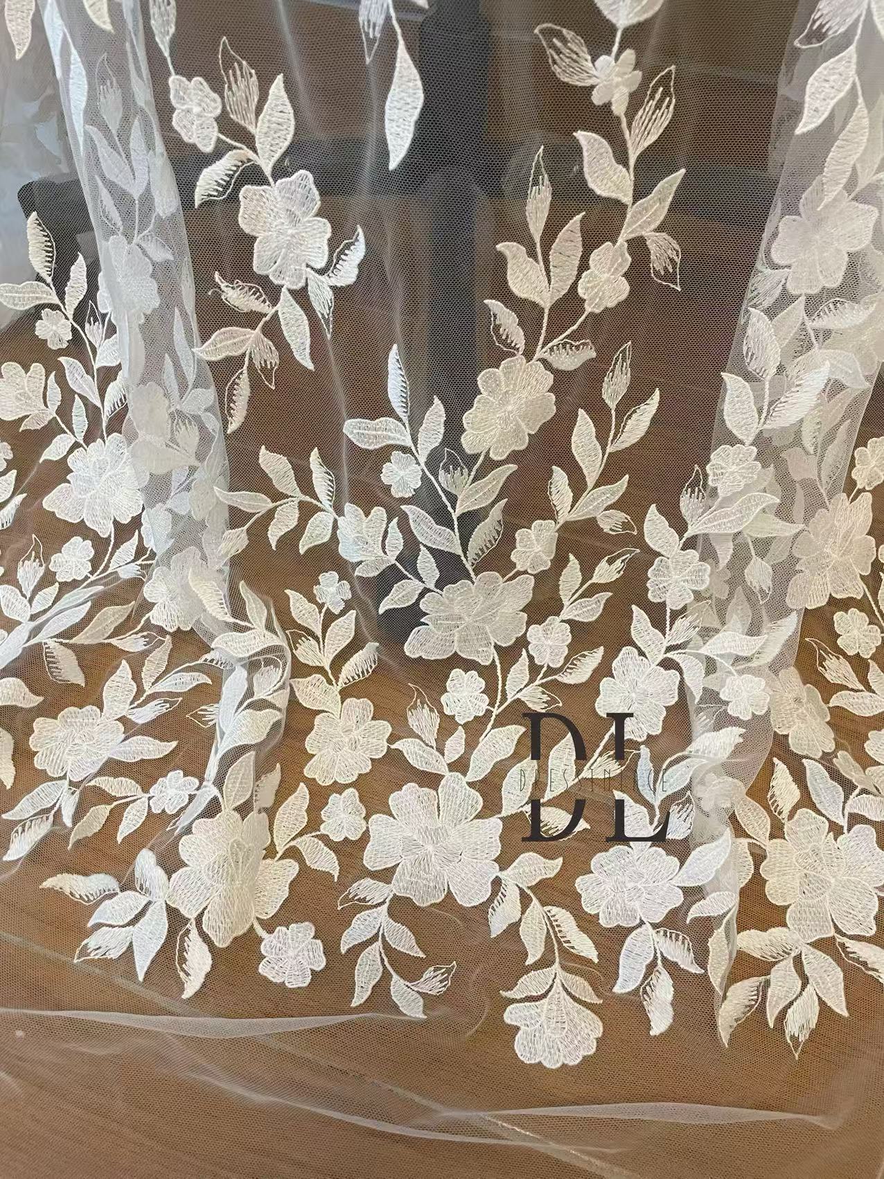 DL130013 Tejido de encaje de flores de satén 3D suave de alta calidad con cuentas de perlas para vestidos de novia 