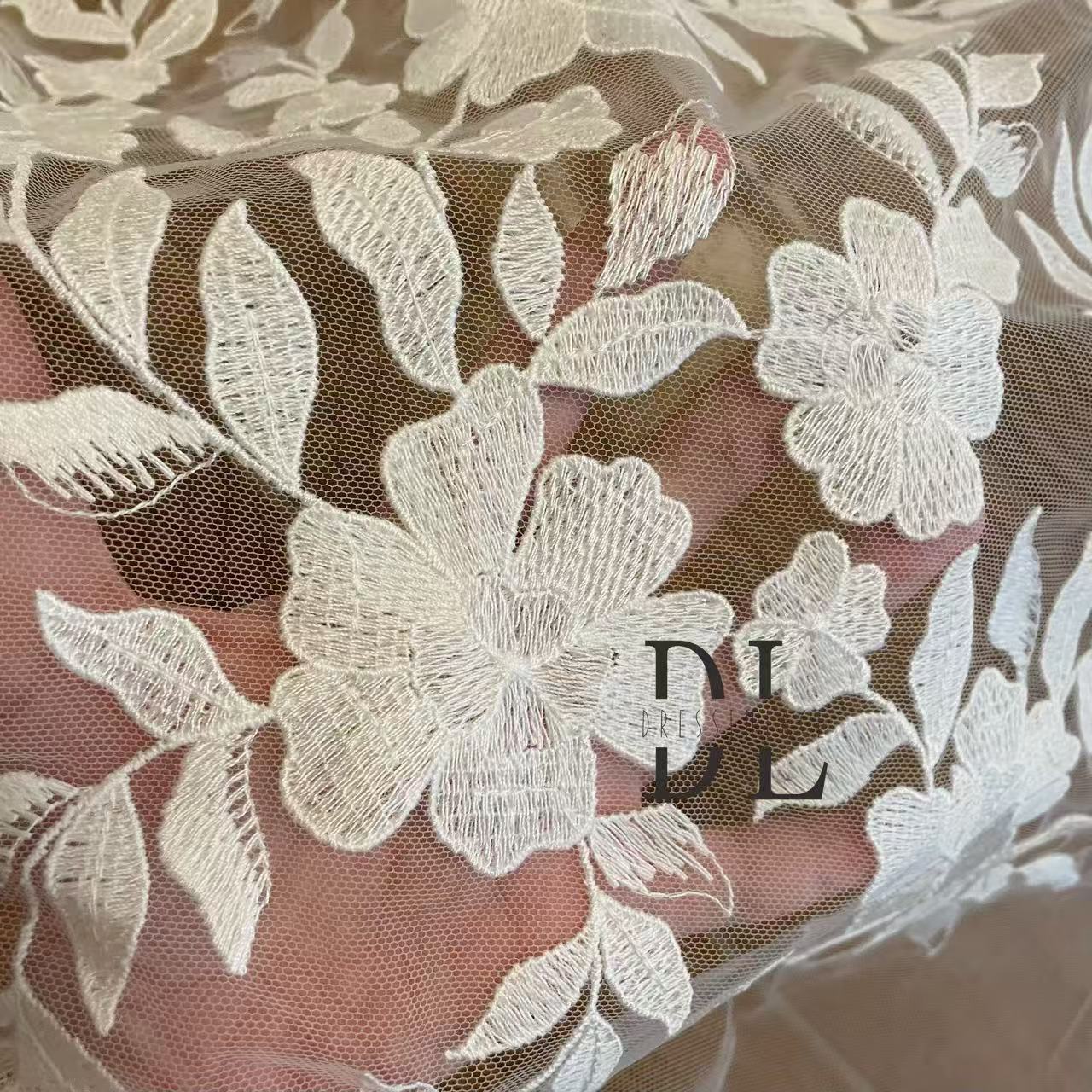 DL130013 Tejido de encaje de flores de satén 3D suave de alta calidad con cuentas de perlas para vestidos de novia 