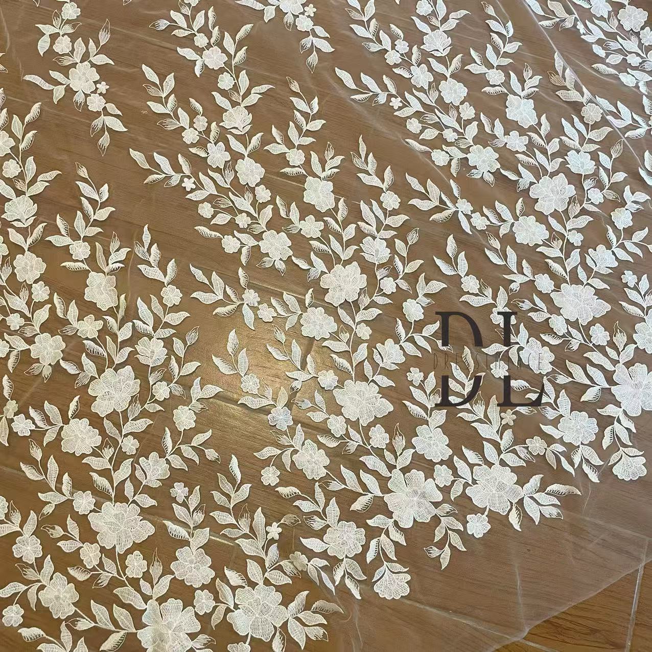 DL130013 Tejido de encaje de flores de satén 3D suave de alta calidad con cuentas de perlas para vestidos de novia 