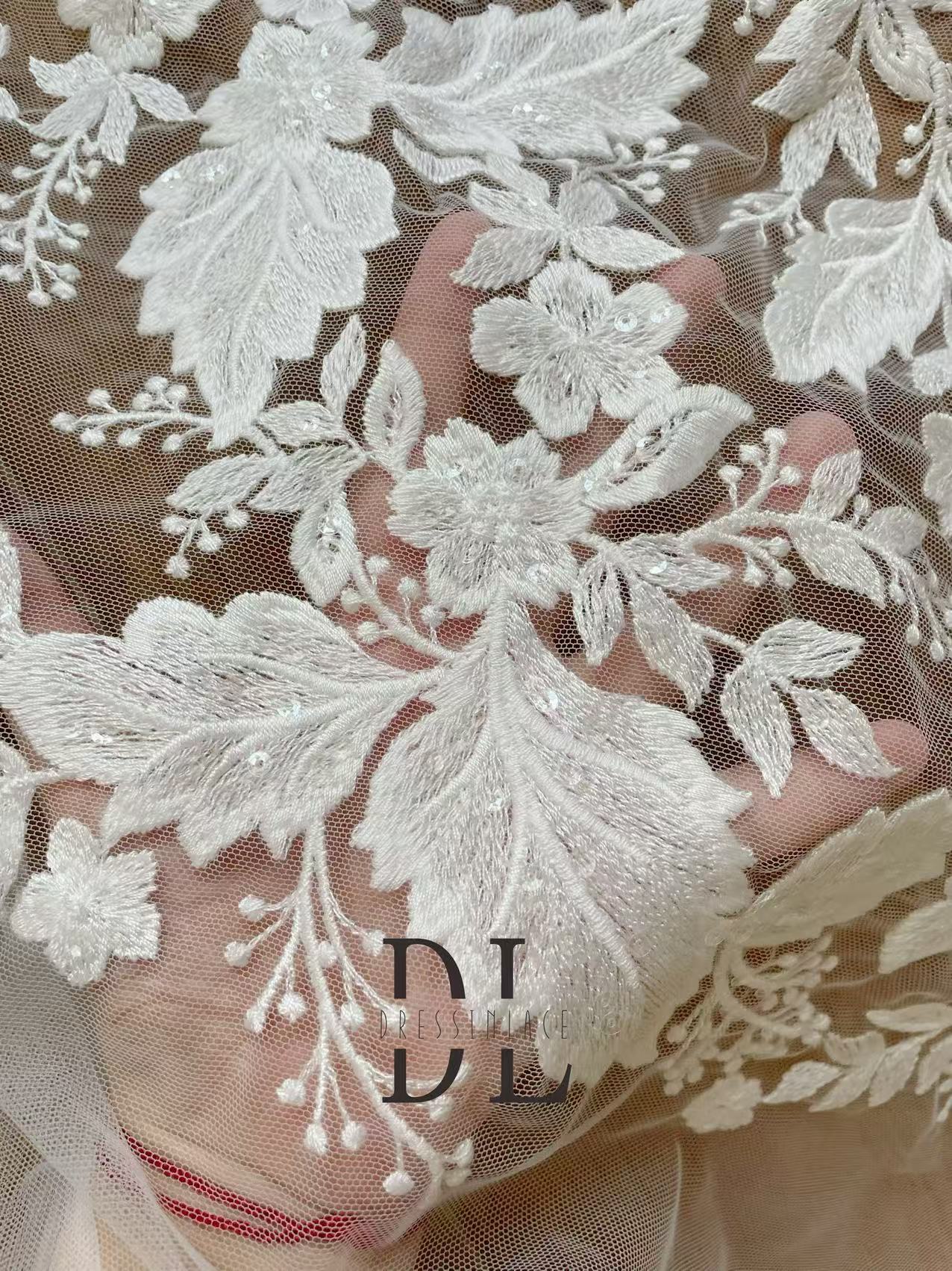 DL130013 Tejido de encaje de flores de satén 3D suave de alta calidad con cuentas de perlas para vestidos de novia 