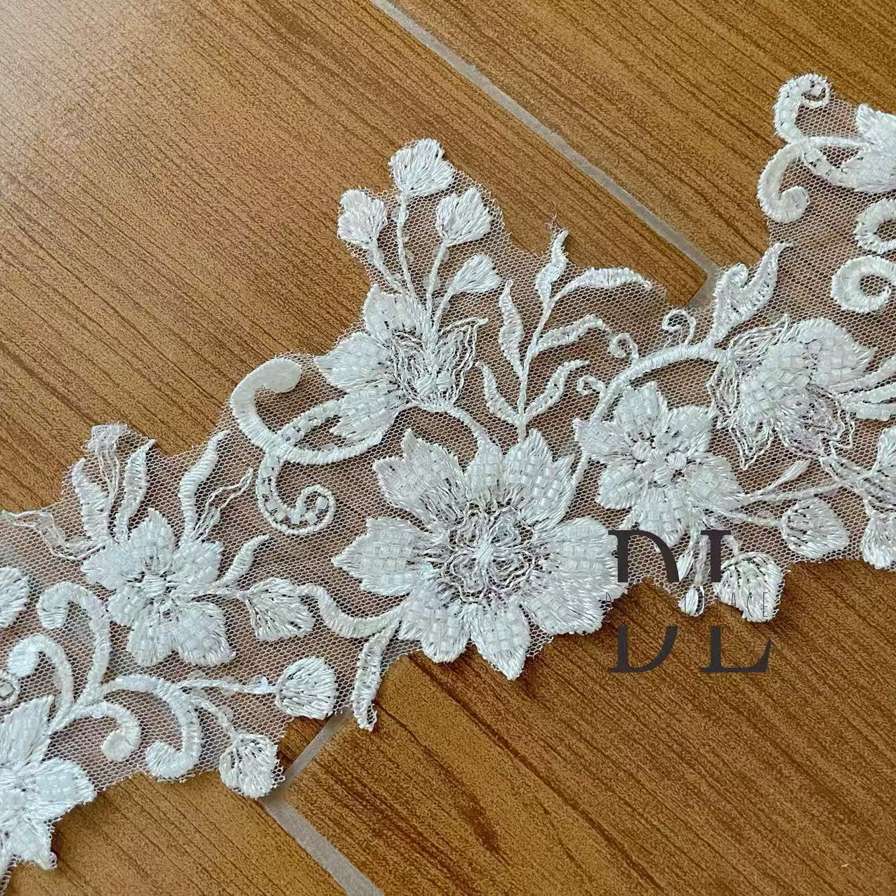 DLX15253 Patrón de hojas bordadas Tejido de encaje Bordes de ancho 15 cm Cuentas y lentejuelas para velos de novia