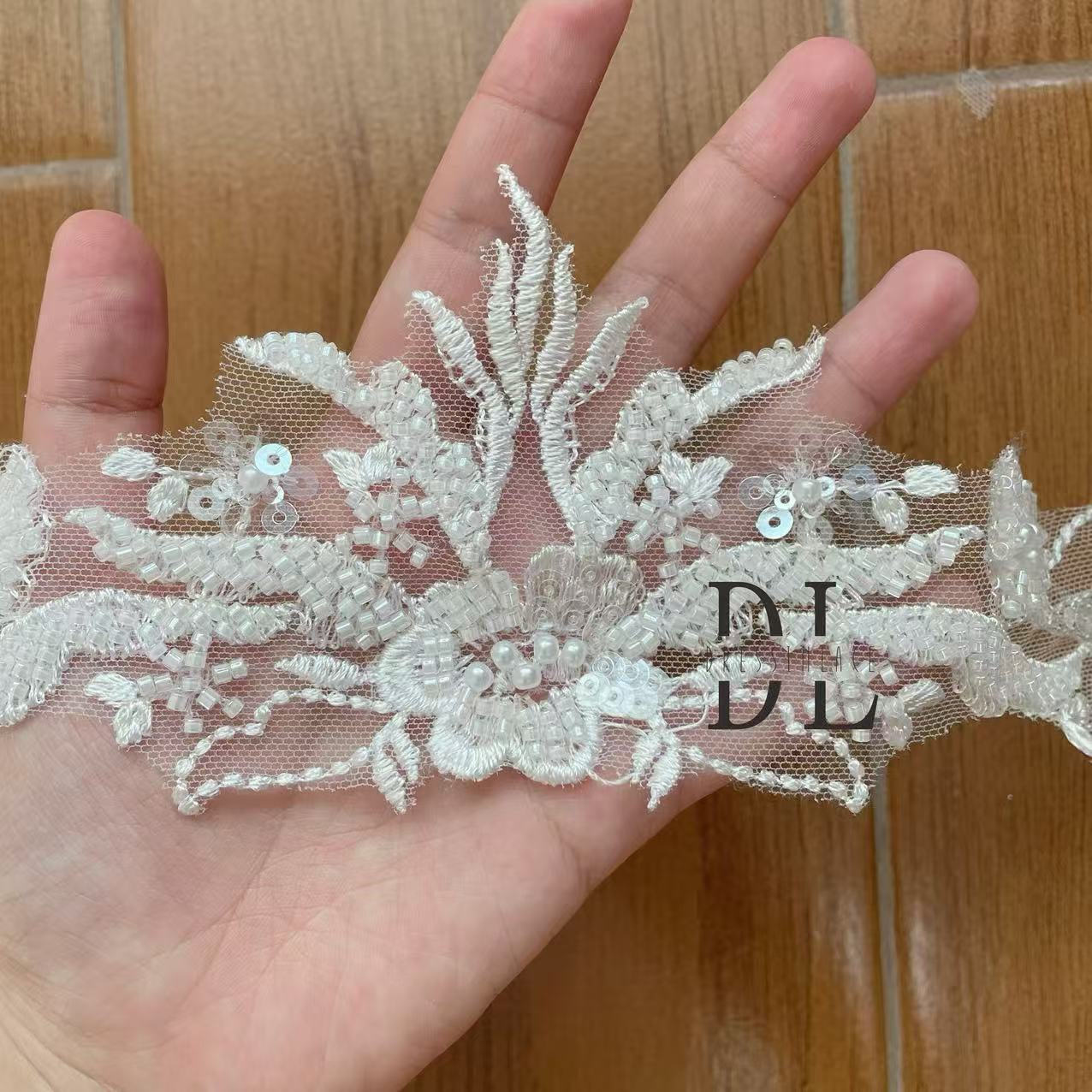 DLX15253 Patrón de hojas bordadas Tejido de encaje Bordes de ancho 15 cm Cuentas y lentejuelas para velos de novia