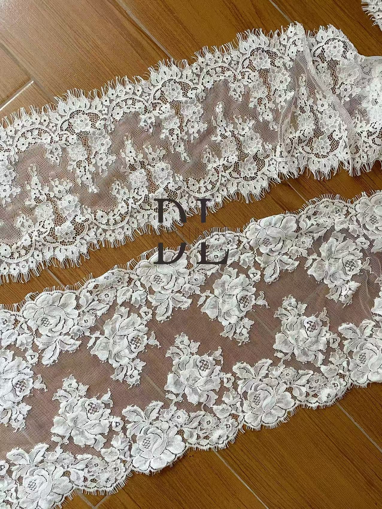 DLX15253 Patrón de hojas bordadas Tejido de encaje Bordes de ancho 15 cm Cuentas y lentejuelas para velos de novia
