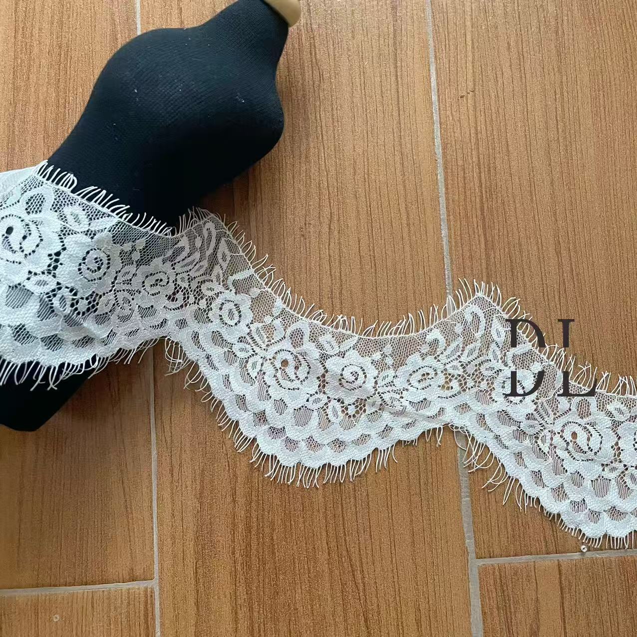 Good quality Chantilly lace trims for DIY fashion clothes, bridal dresses, wedding textiles accessories, home curtain textiles decorate, 3meters/roll