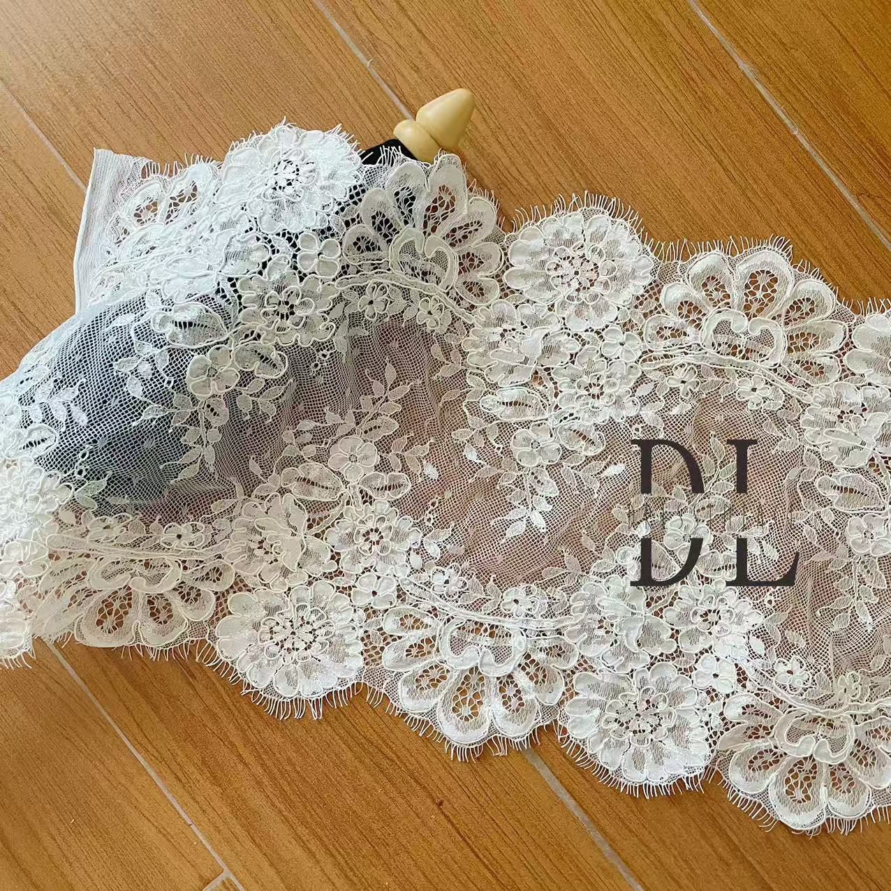 DL130013 Tejido de encaje de flores de satén 3D suave de alta calidad con cuentas de perlas para vestidos de novia 