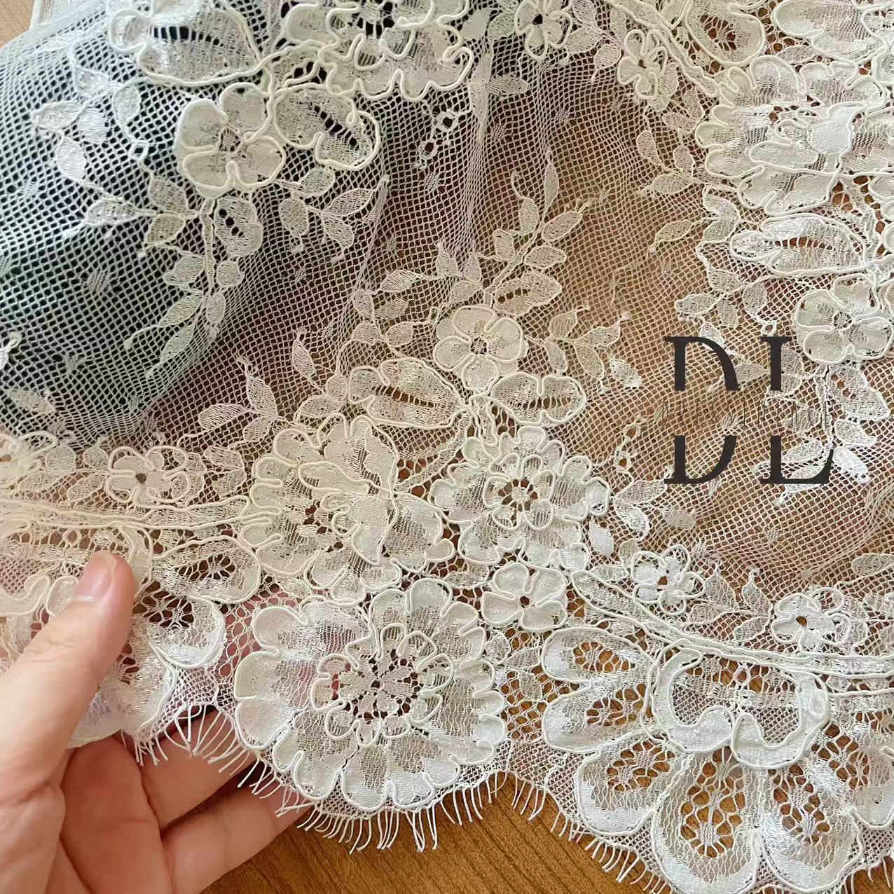 DL130013 Tejido de encaje de flores de satén 3D suave de alta calidad con cuentas de perlas para vestidos de novia 