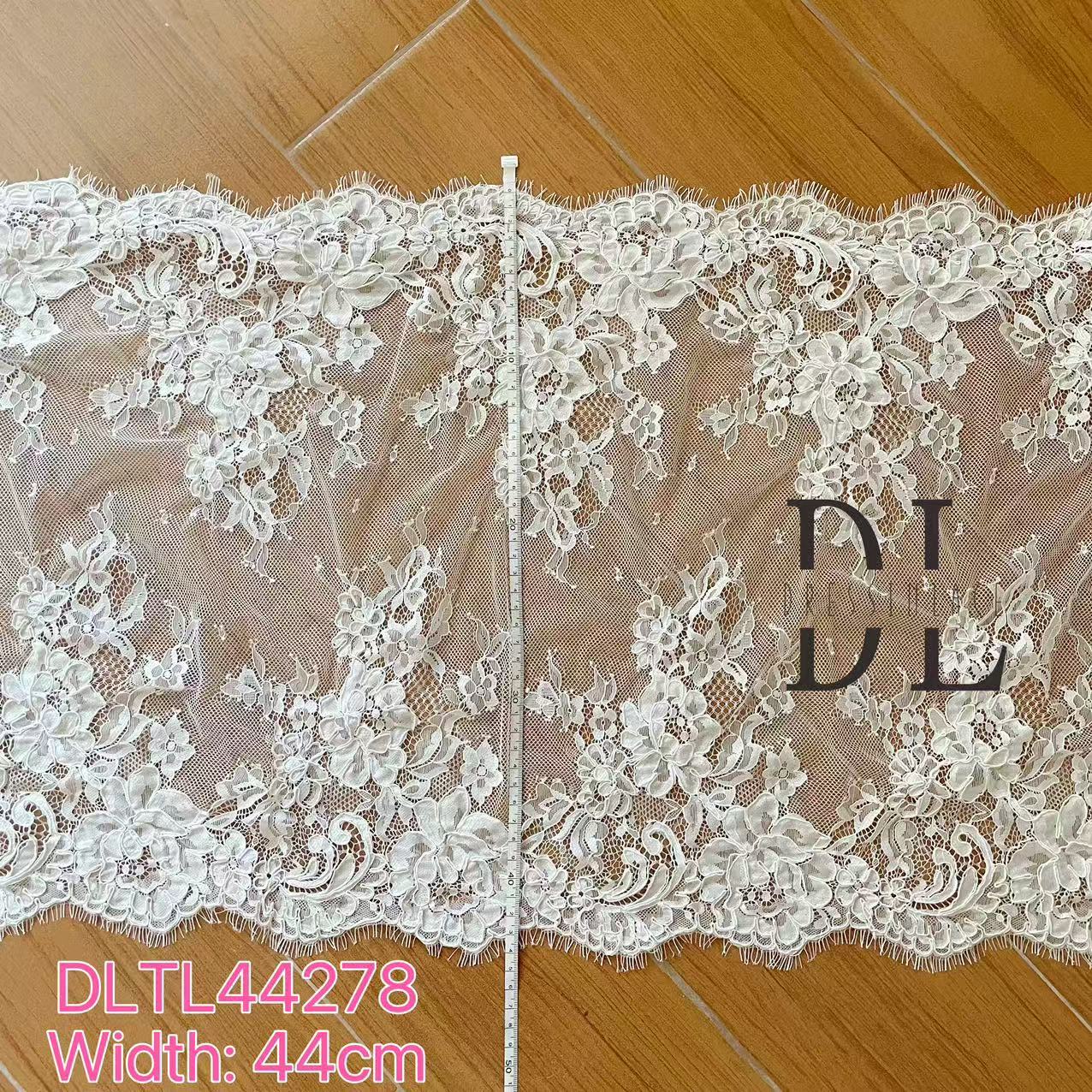 DL130013 Tejido de encaje de flores de satén 3D suave de alta calidad con cuentas de perlas para vestidos de novia 