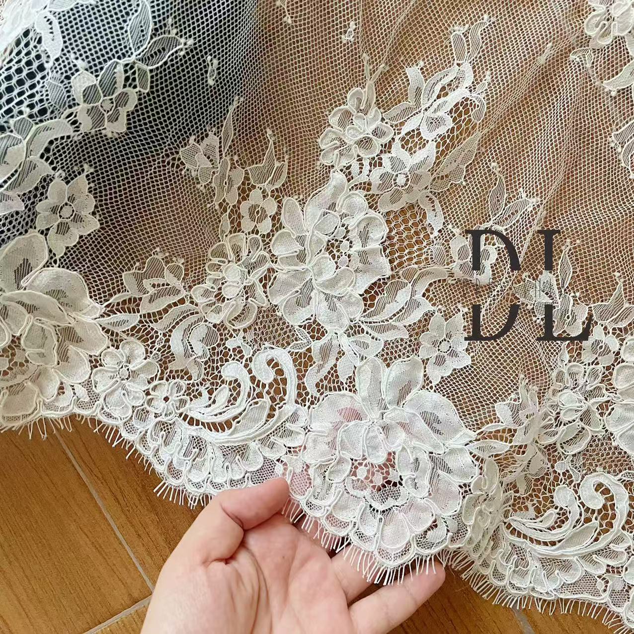 DL130013 Tejido de encaje de flores de satén 3D suave de alta calidad con cuentas de perlas para vestidos de novia 