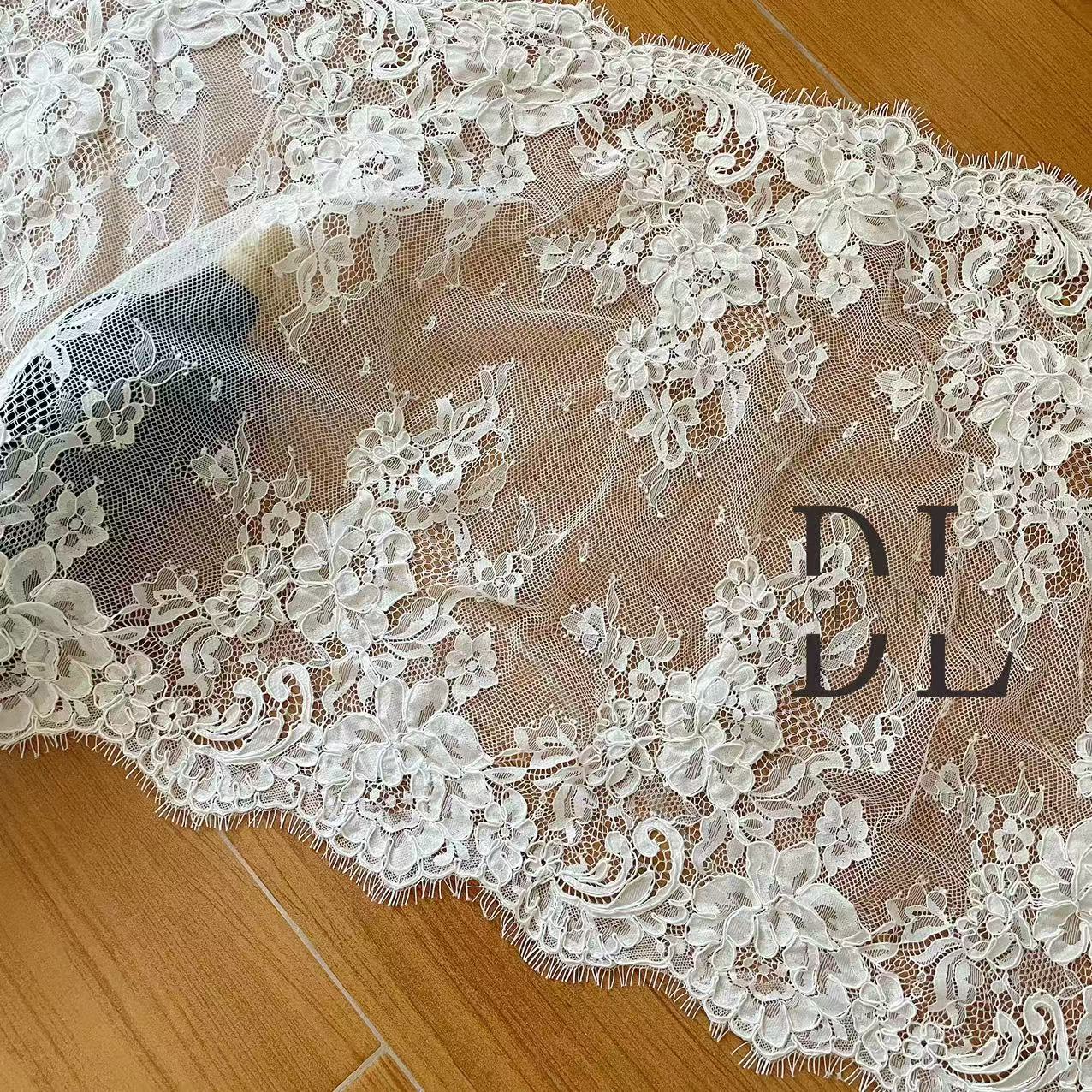 DL130013 Tejido de encaje de flores de satén 3D suave de alta calidad con cuentas de perlas para vestidos de novia 