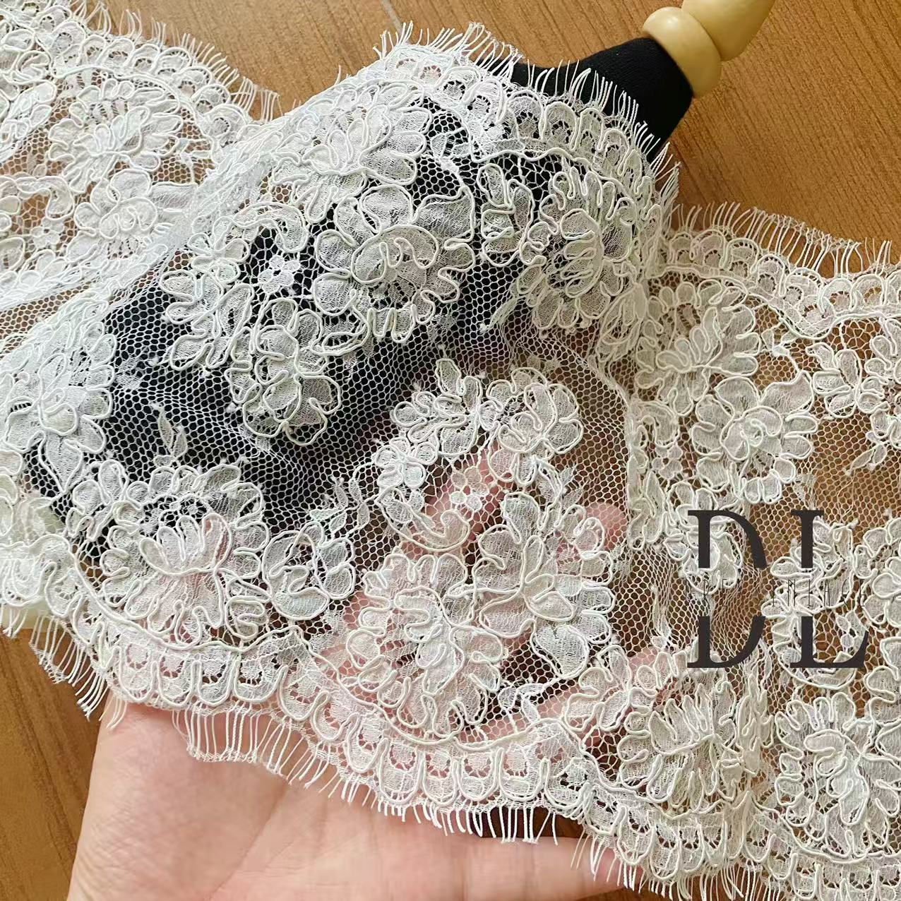 DL130013 Tejido de encaje de flores de satén 3D suave de alta calidad con cuentas de perlas para vestidos de novia 