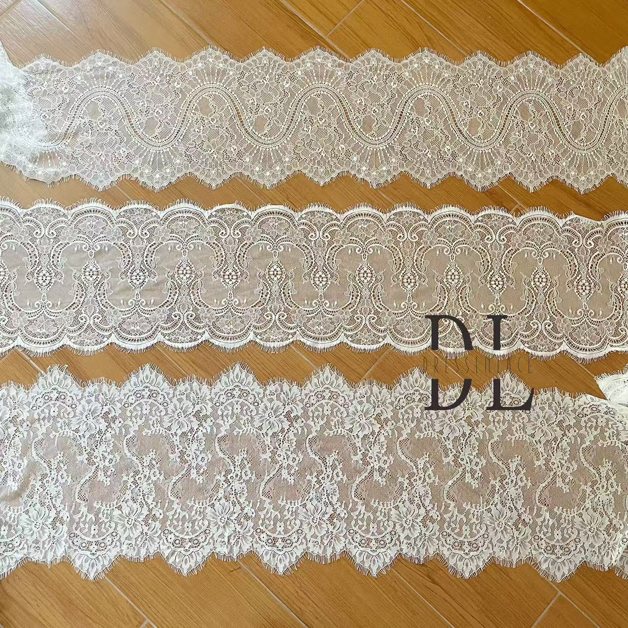 DLX15253 Ricamo Foglie Modello Tessuto di pizzo Bordi larghi 15 cm Perline e paillettes per veli da sposa