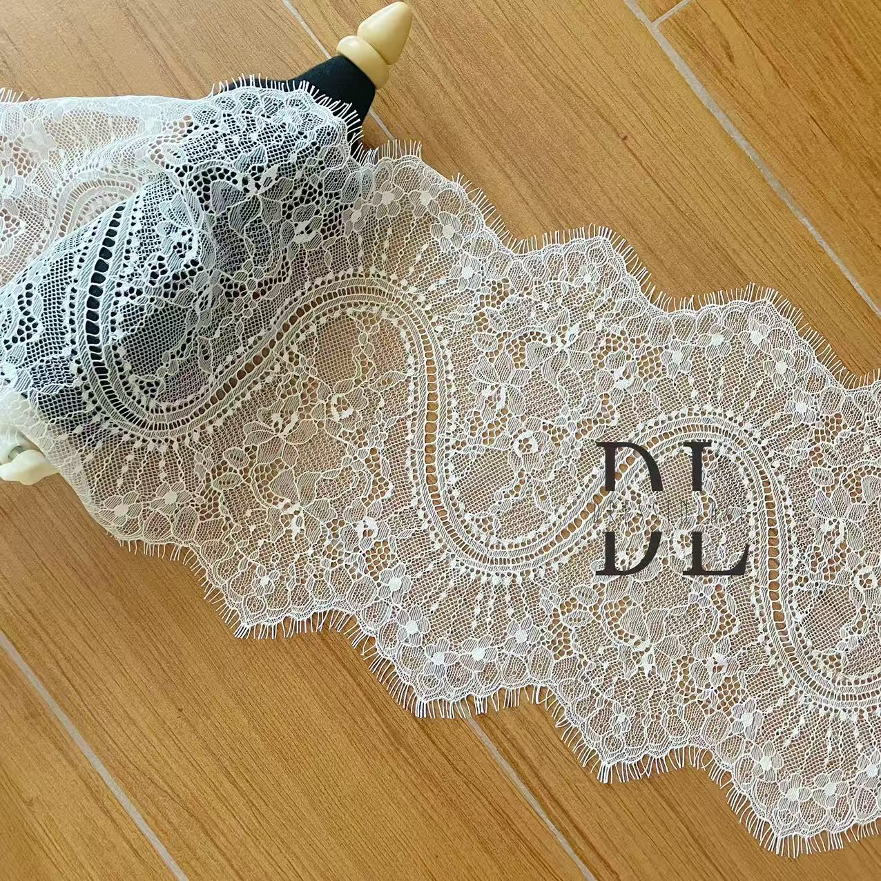 DLX15253 Ricamo Foglie Modello Tessuto di pizzo Bordi larghi 15 cm Perline e paillettes per veli da sposa