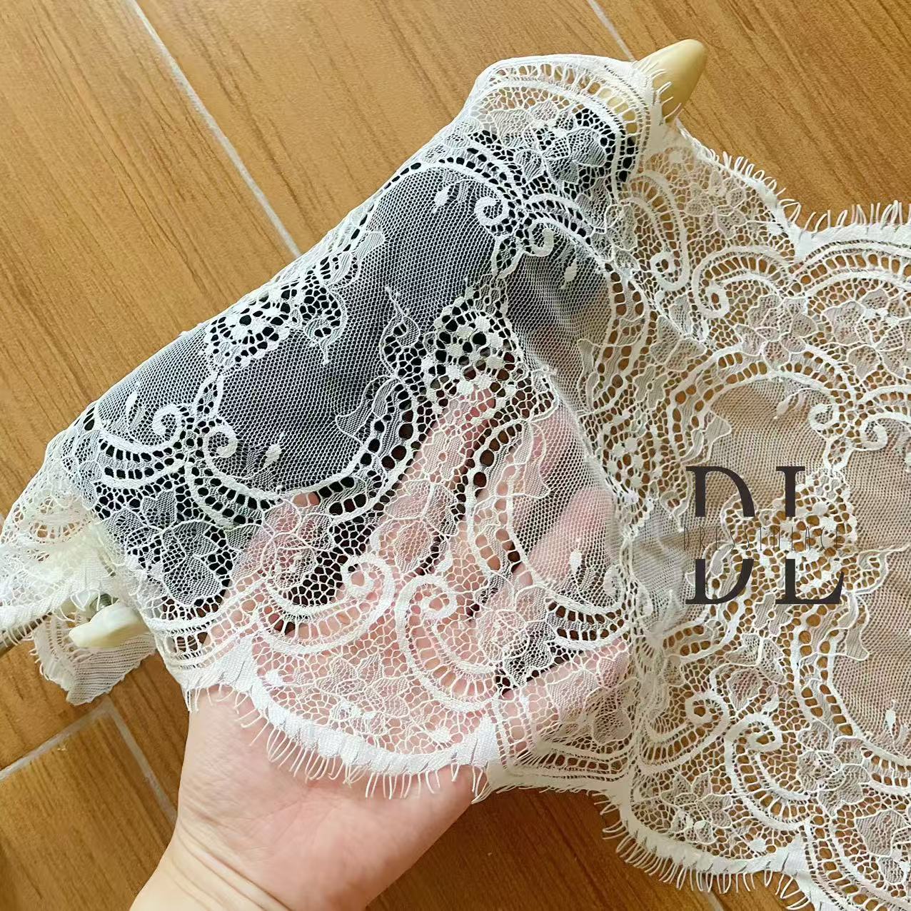 DLX15253 Ricamo Foglie Modello Tessuto di pizzo Bordi larghi 15 cm Perline e paillettes per veli da sposa