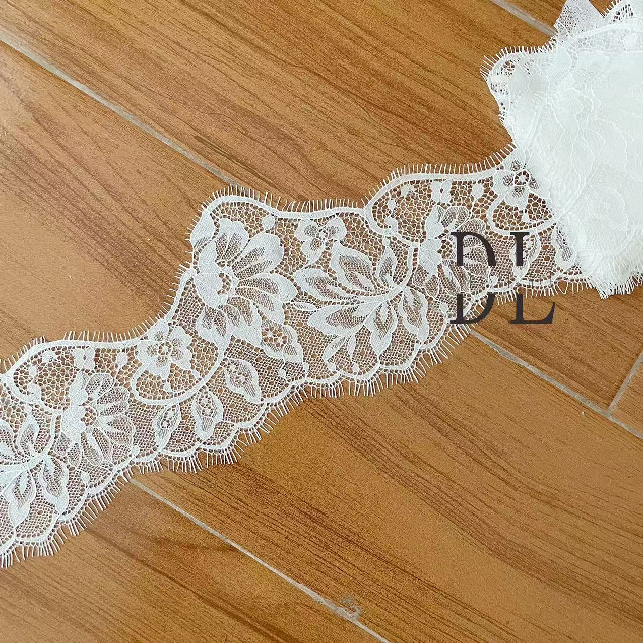 DLX15253 Patrón de hojas bordadas Tejido de encaje Bordes de ancho 15 cm Cuentas y lentejuelas para velos de novia