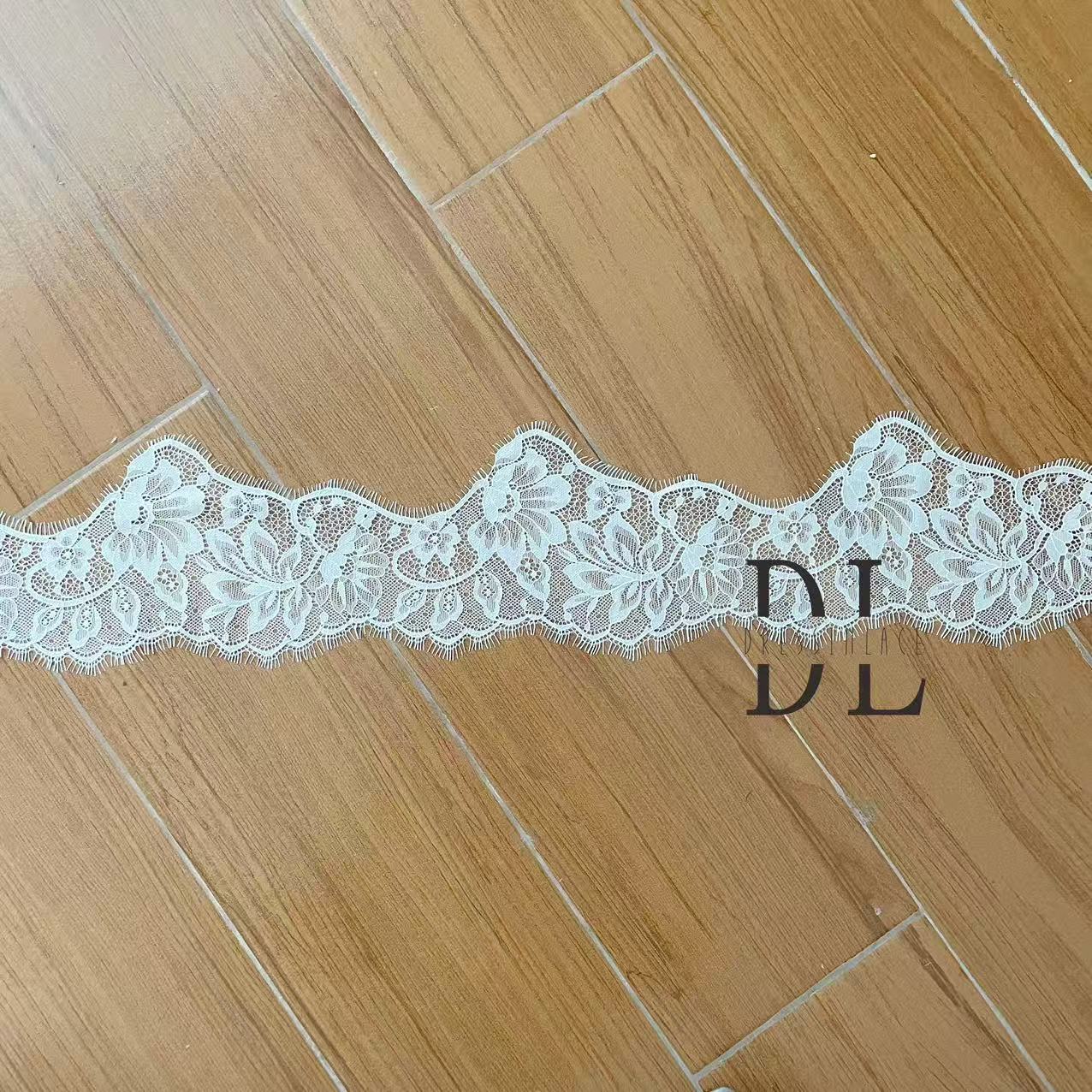 DLX15253 Patrón de hojas bordadas Tejido de encaje Bordes de ancho 15 cm Cuentas y lentejuelas para velos de novia