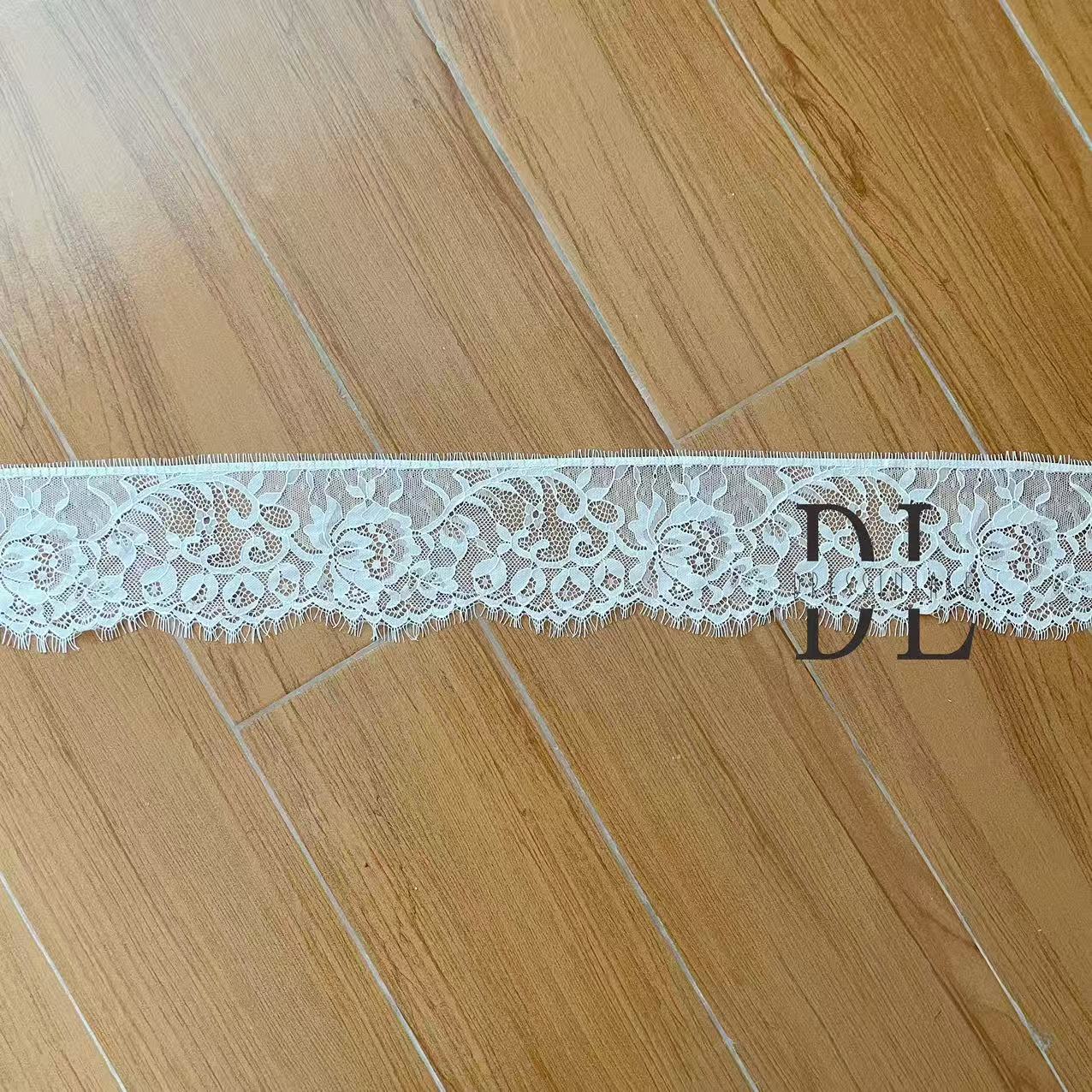 DLX15253 Patrón de hojas bordadas Tejido de encaje Bordes de ancho 15 cm Cuentas y lentejuelas para velos de novia